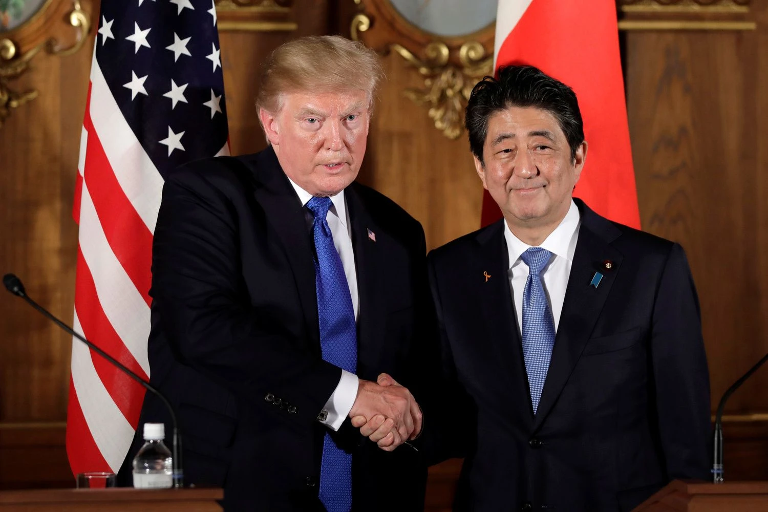 JAV prezidentas Donaldas Trumpas Tokijuje susitiko su Japonijos premjeru Shinzo Abe. Kiyoshi Ota („Reuters“ / „Scanpix“) nuotr.

