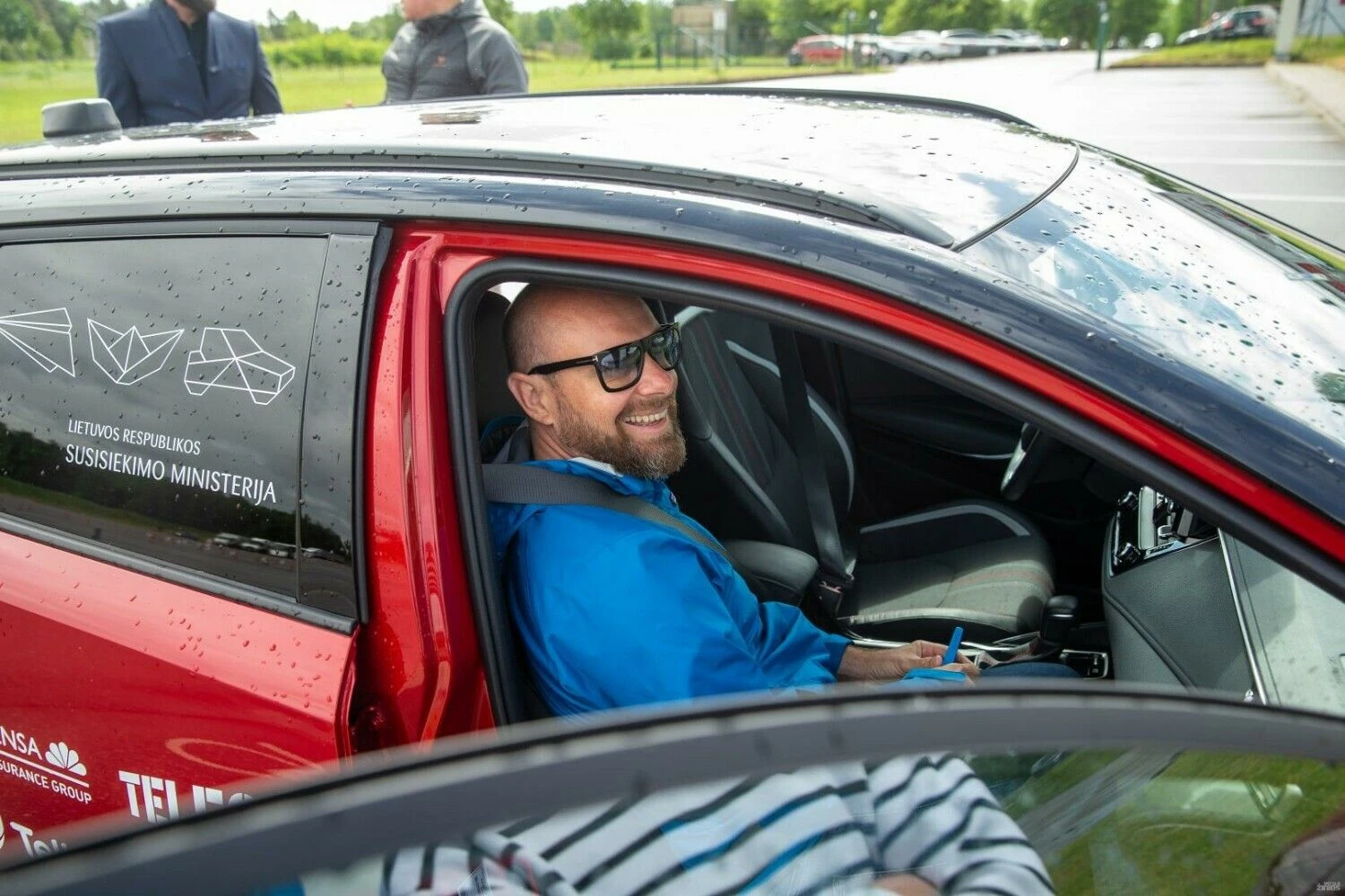 Automobilių trumpalaikės nuomos platforma „CityBee“ bando „Qibus“ nuotolinio automobilių valdymo sistemą. Zachas Foresteris, „Qibus“ komandos narys. Vladimiro Ivanovo (VŽ) nuotr.