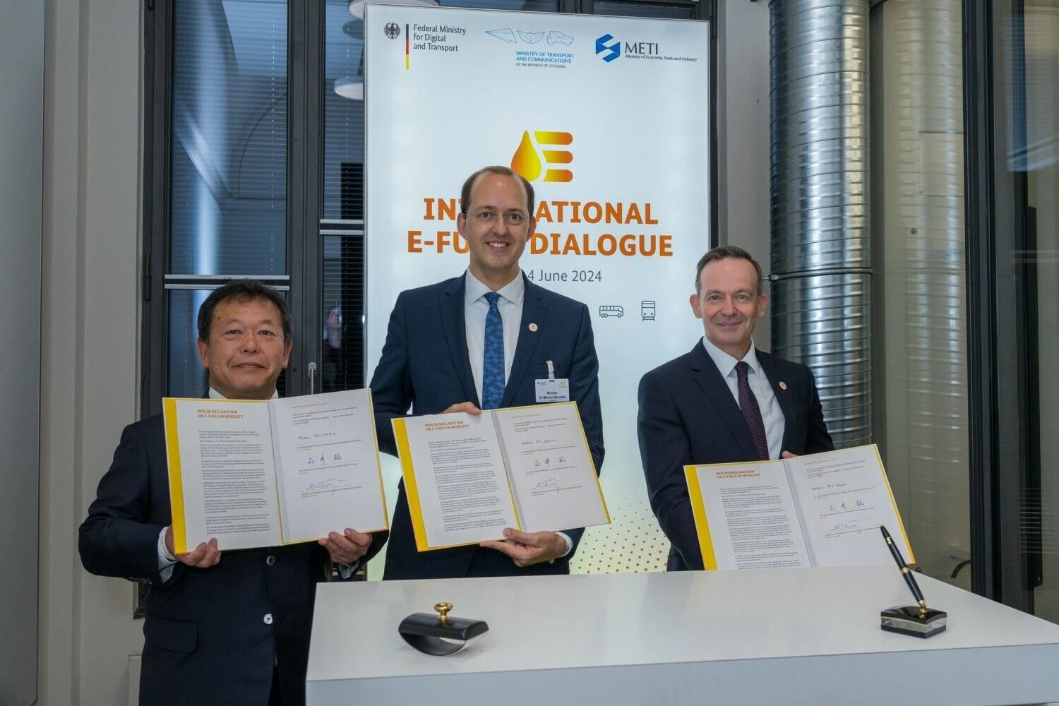 Taku Ishii, Japonijos ekonomikos, prekybos ir pramonės parlamentinis viceministras, Marius Skuodis, Lietuvos susisiekimo ministras, ir Volkeris Wissingas, Vokietijos federalinis skaitmeninių reikalų ir transporto ministras. BMDV nuotr.