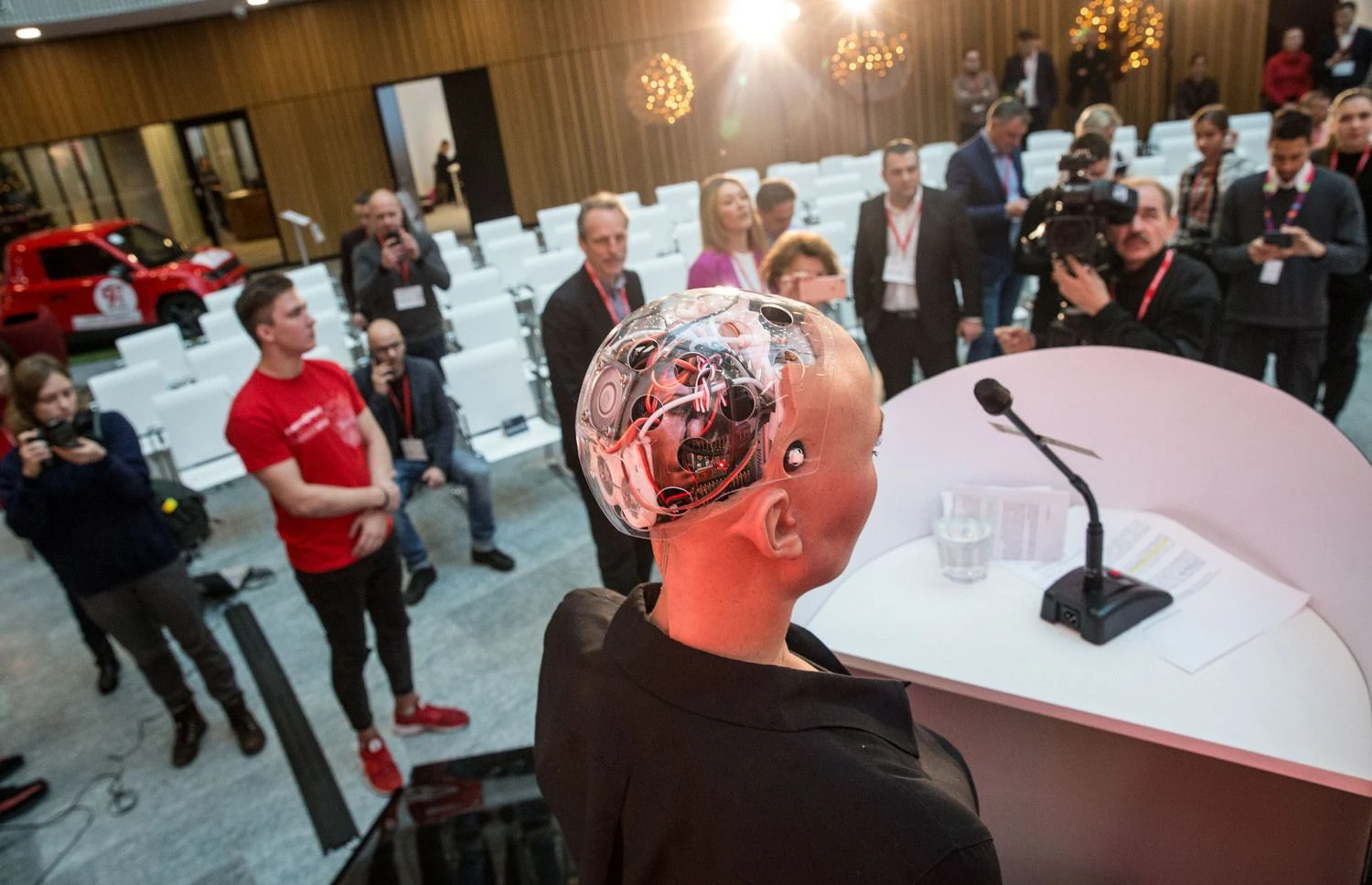 Robotai būtų neblogi pardavėjai, jeigu išmanytų žmonių psichologiją. Juditos Grigelytės (VŽ) nuotr.