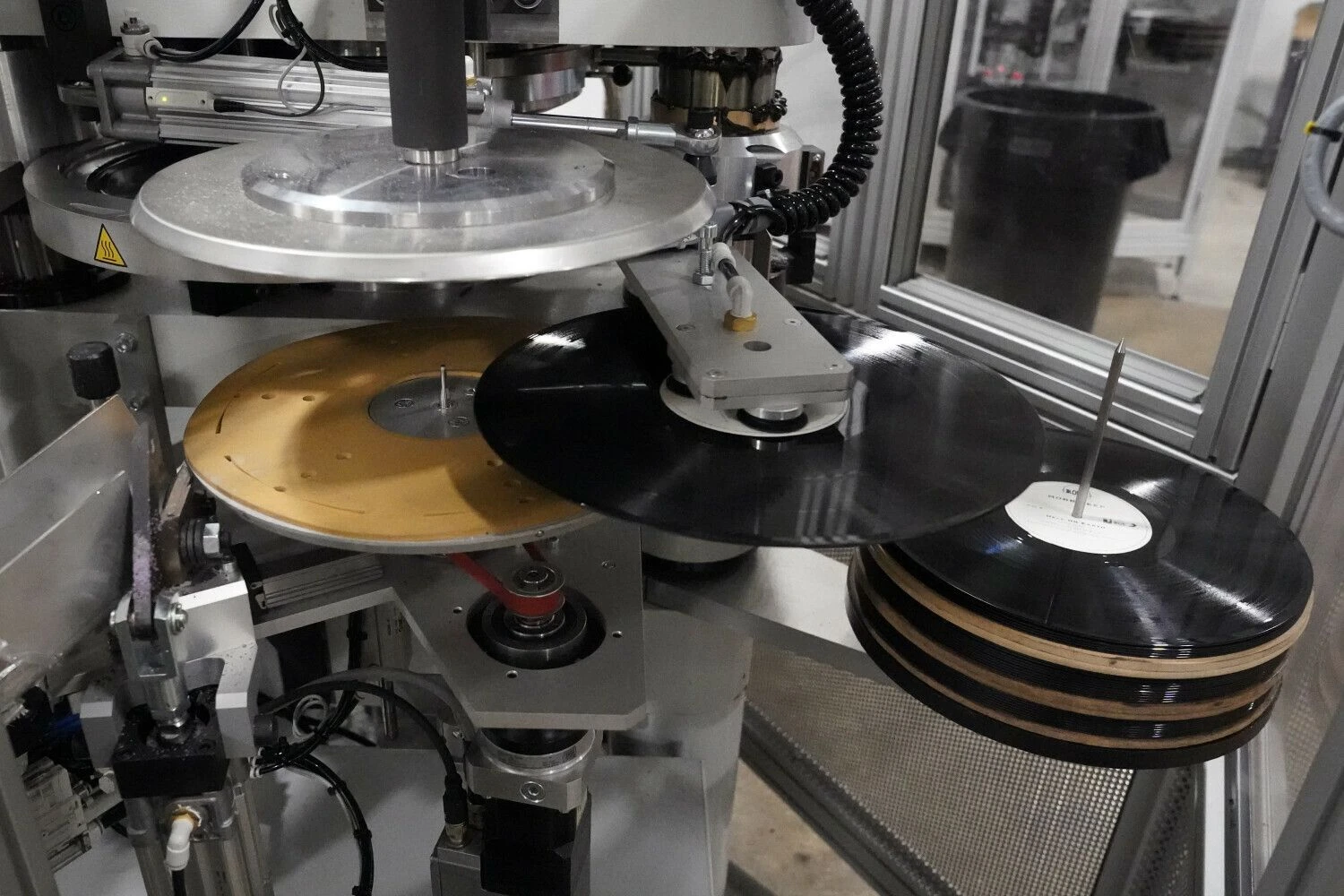 Vinilinių plokštelių gamykla. Marko Humphrey (AP / „Scanpix“) nuotr.