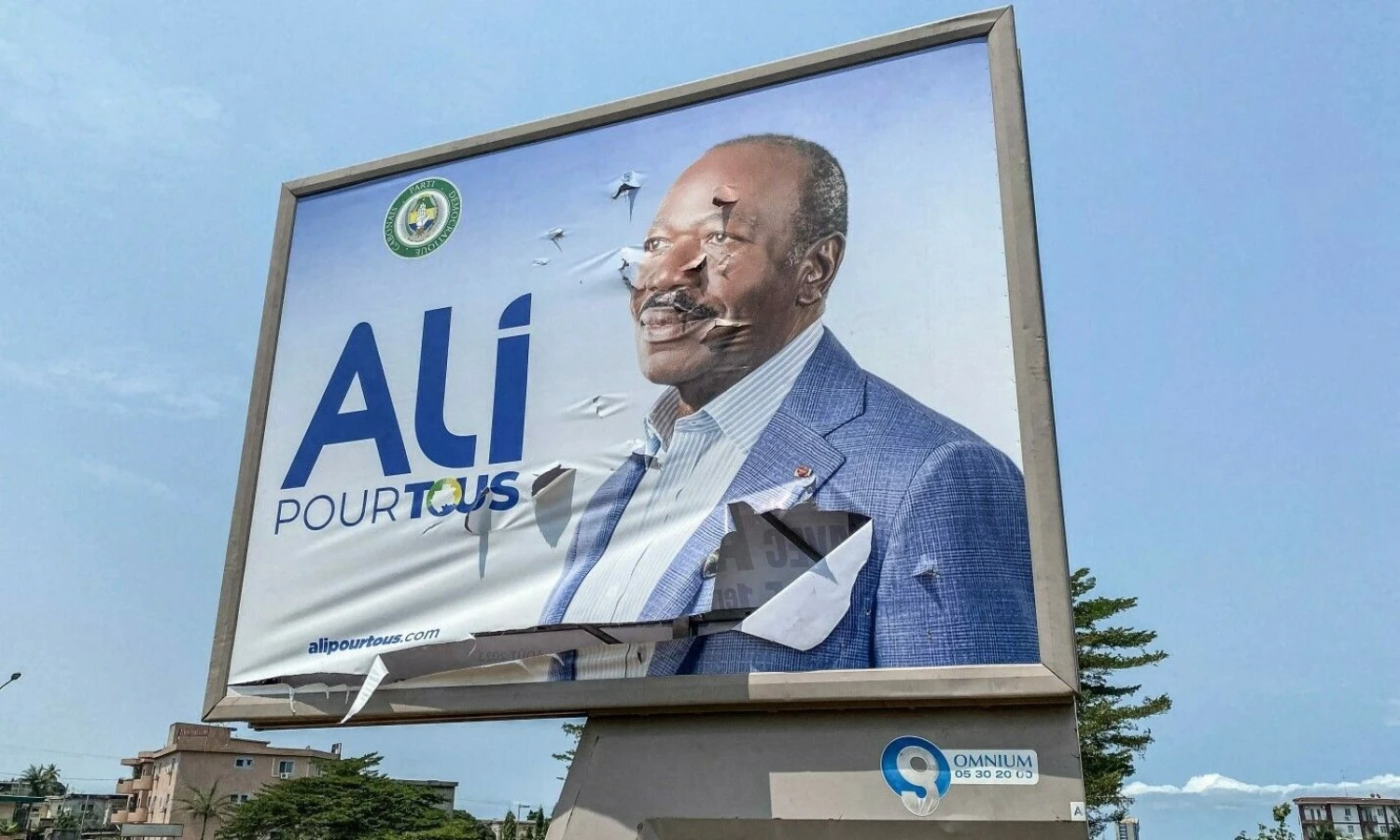 Gabonas. Plakate – Ali Bongo Ondimba. AFP/„Scanpix“ nuotr.