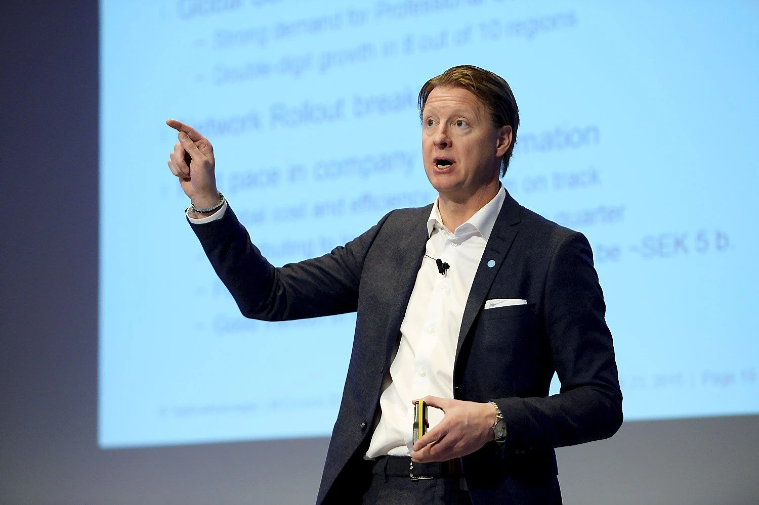 Ericsson's CEO Hans Vestberg presents the company's sales report during a news conference at the company headquarters in Stockholm, October 23, 2015.   REUTERS/Jessica Gow/TT News Agency 