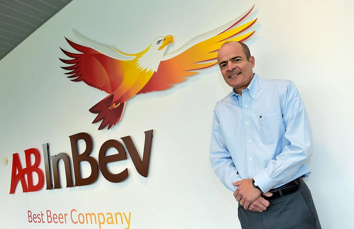 Carlos Brito, chief executive of Anheuser-Busch InBev, poses for photographer prior to a news conference in Leuven in this file photo from February 26, 2015. Anheuser-Busch InBev has approached rival SABMiller about a takeover that would form a brewing colossus which makes around a third of the beer consumed globally.      Eric Vidal (Reuters / Scanpix)