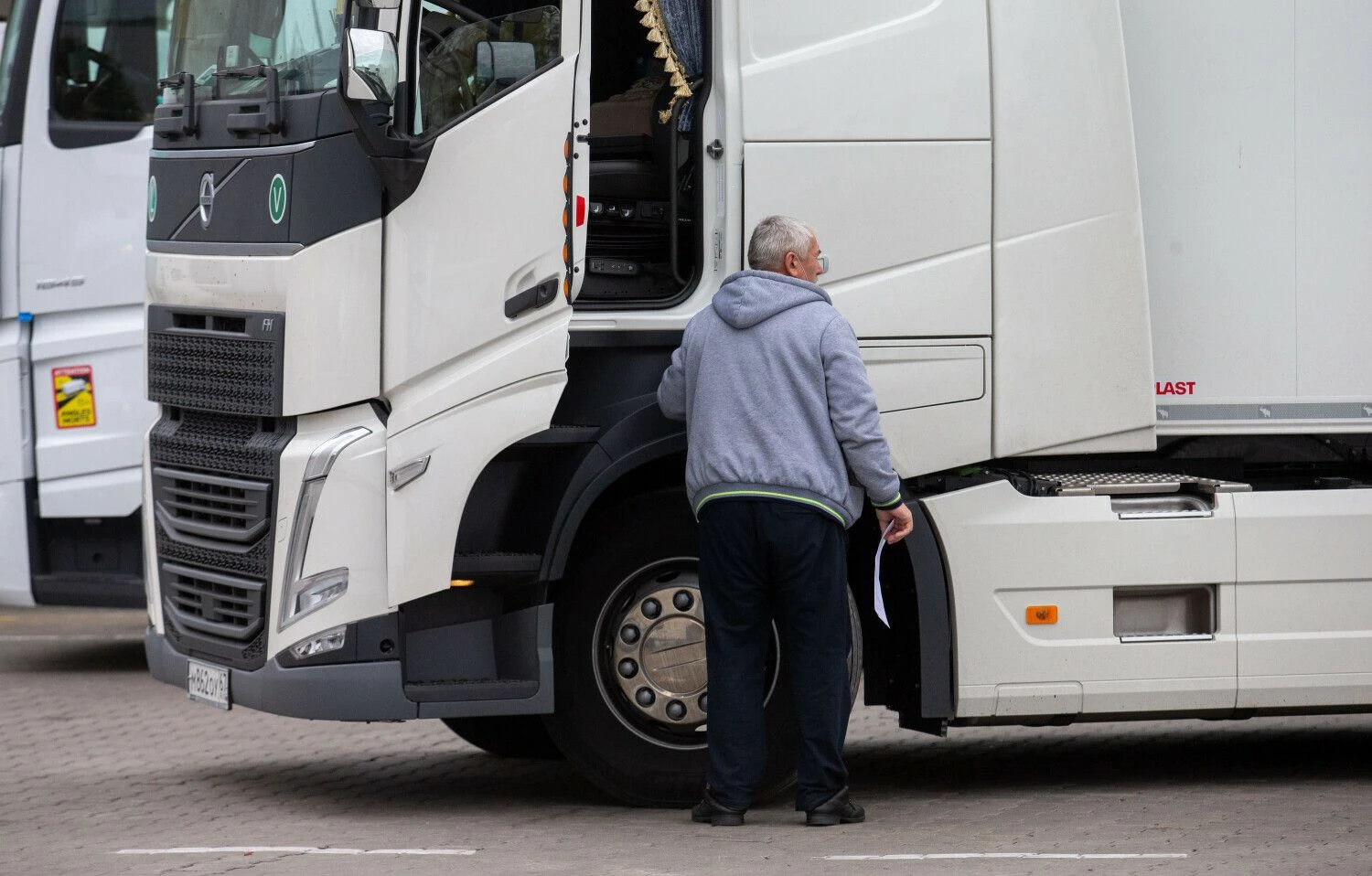 Vežėjai tvirtina, kad tolimųjų reisų vairuotojų trūkumą Europoje gali kompensuoti tik darbuotojai iš trečiųjų šalių. Juditos Grigelytės (VŽ) nuotr.