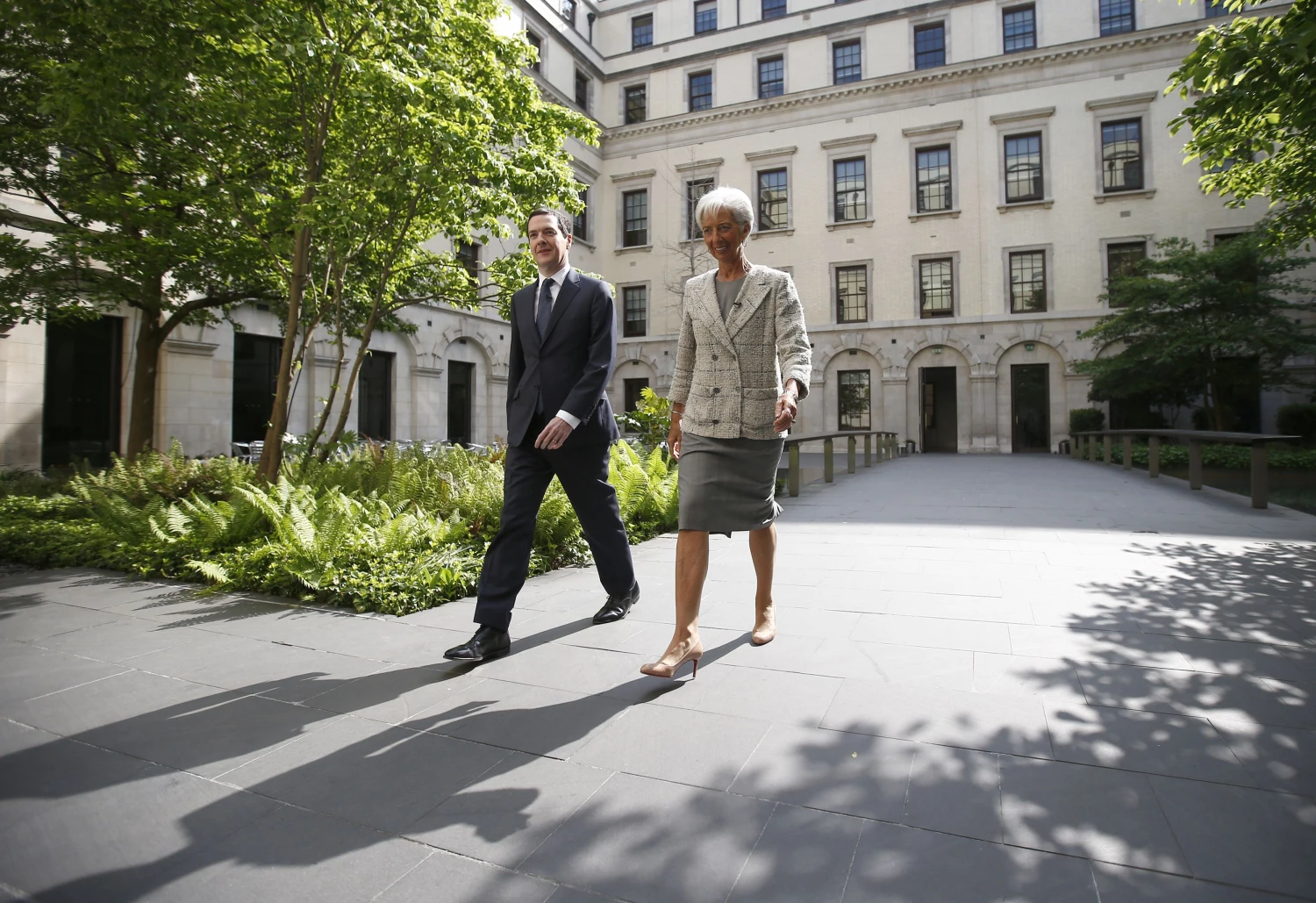 Christine Lagarde, TVF vadovė, penktadienį surengė spaudos konferenciją Londone. Kairėje - Jungtinės Karalystės iždo kancleris George'as Osborne'as. Peterio Nichollso („Reuters“ / „Scanpix“) nuotr.
