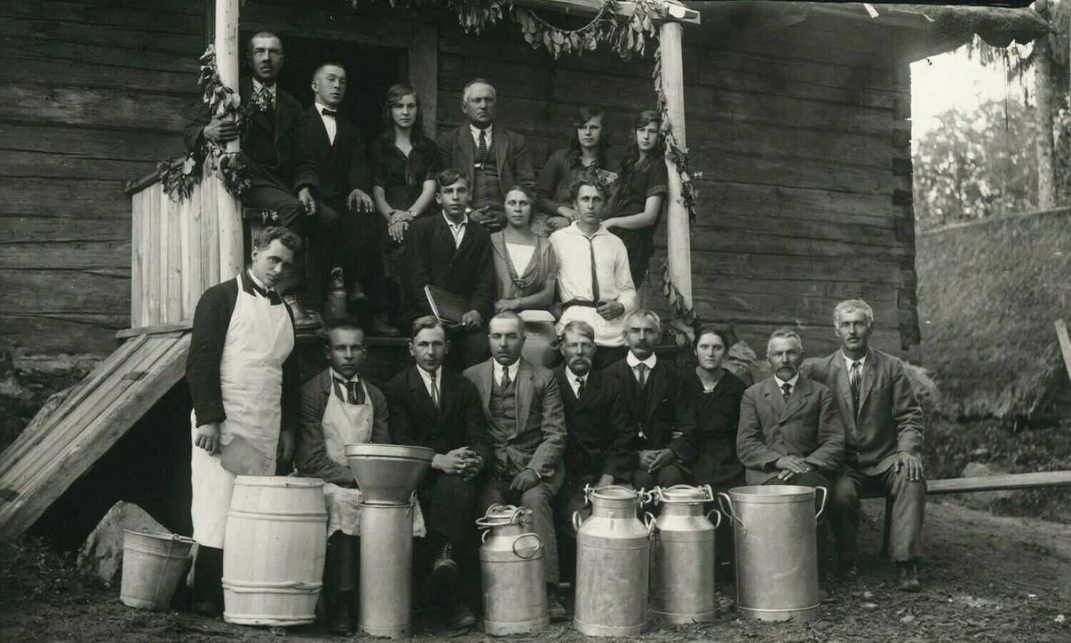 Sodeliškių pieno perdirbimo bendrovės „Šaltinis“ steigėjai ir nariai. Biržai, apie 1926 m. Fotografas Petras Ločeris. Lietuvos centrinio valstybės archyvo (LCVA) nuotr.