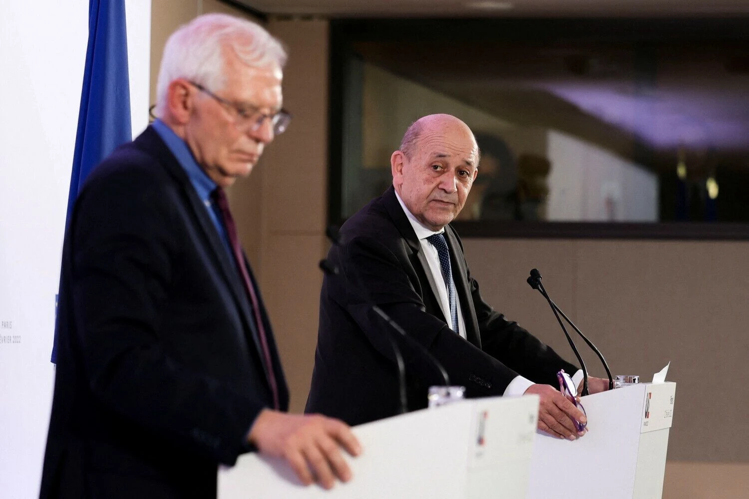 Prancūzijos užsienio reikalų ministras Jeanas-Yves'as Le Drianas ir ES užsienio politikos vadovas Josepas Borrellis. Sarah Meyssonnier („Reuters“/ „Scanpix“) nuotr.