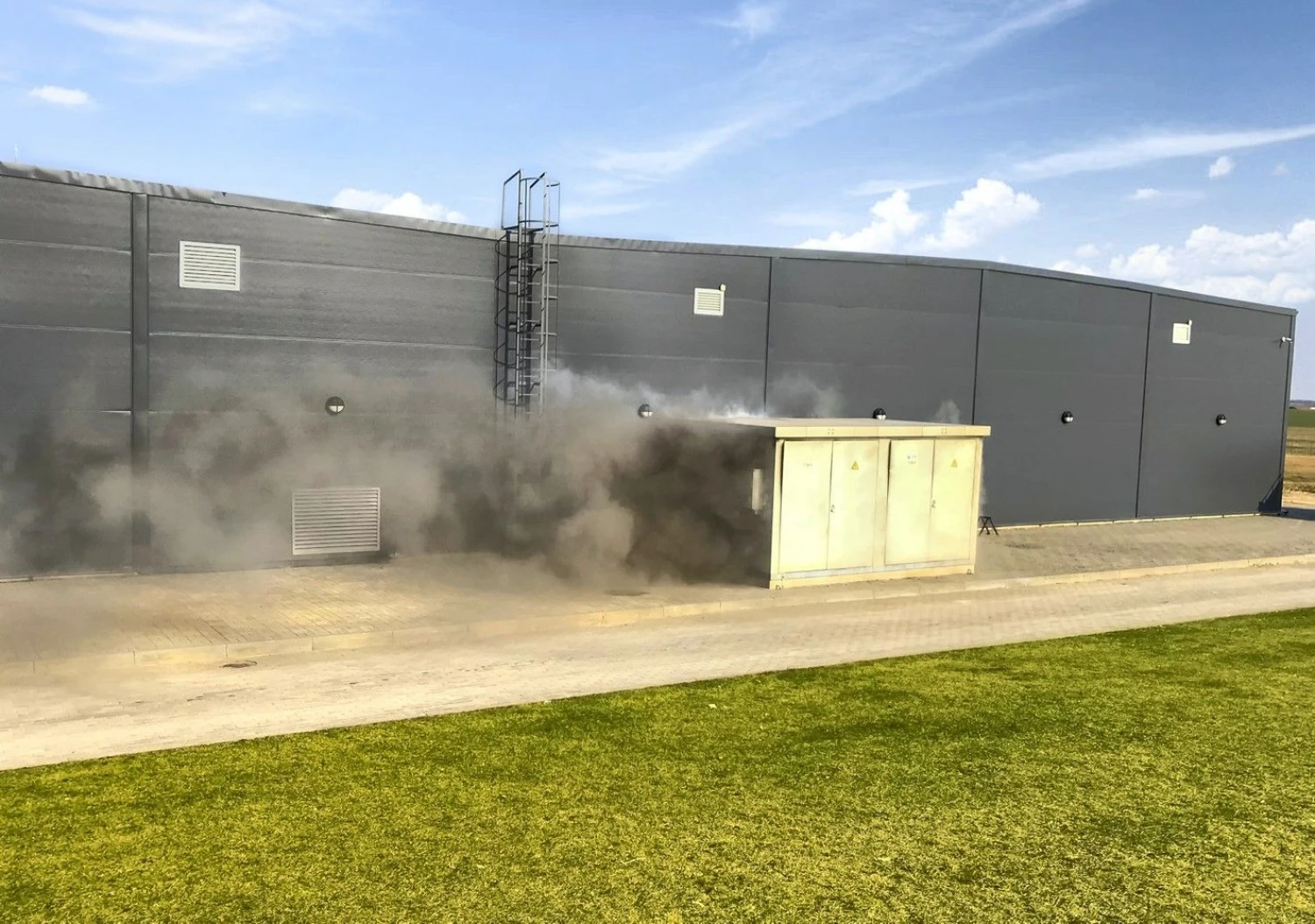 Ugnis visiškai suniokojo greta gamyklos stovėjusią elektros transformatorinę, iš kurios elektros energija buvo tiekiama gamybiniams įrengimams. Bendrovės nuotr.


