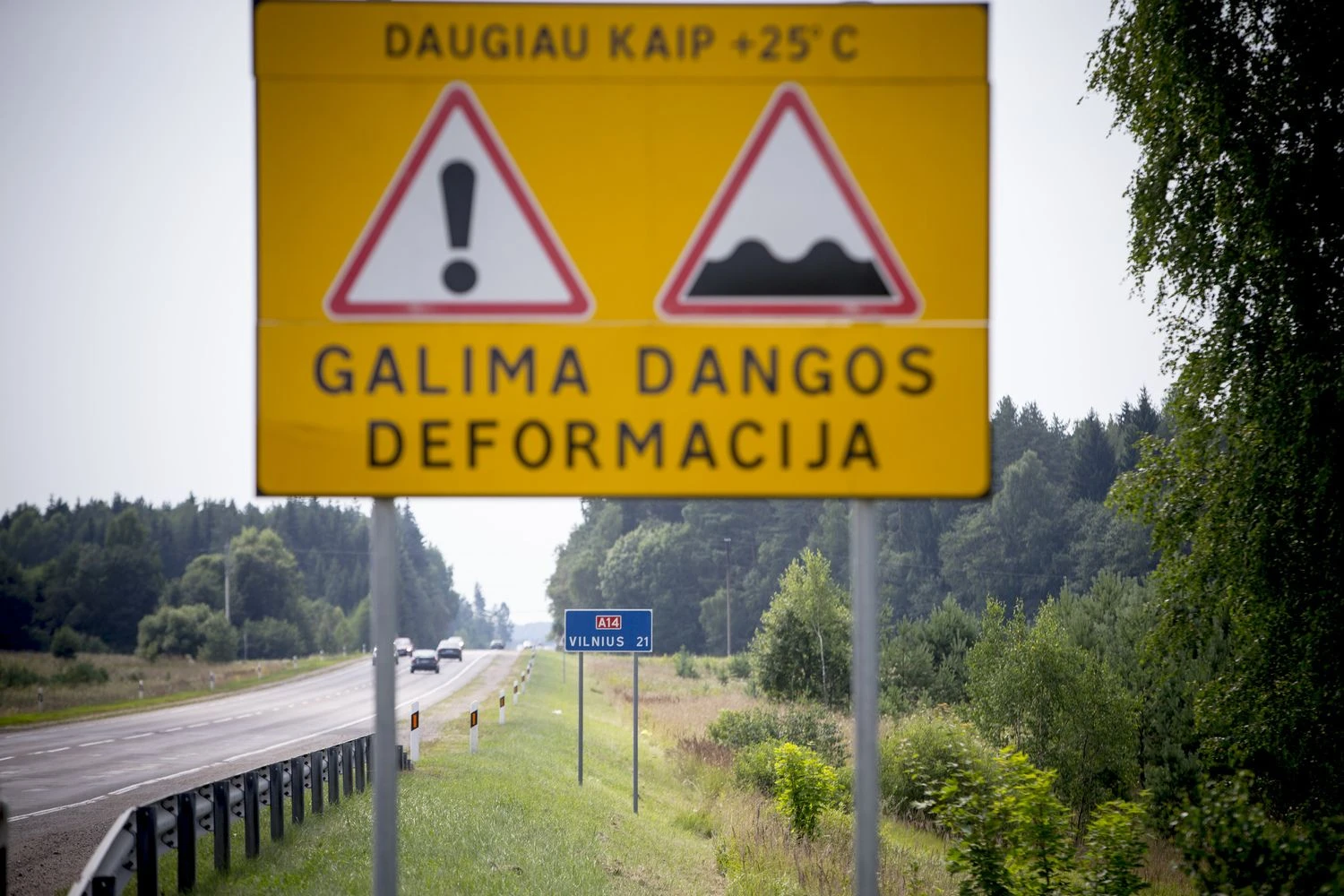 Magistralinis kelias A14, jungiantis Vilnių ir Uteną. Perspėjimas apie galimą dangos deformaciją. Vladimiro Ivanovo (VŽ) nuotr.