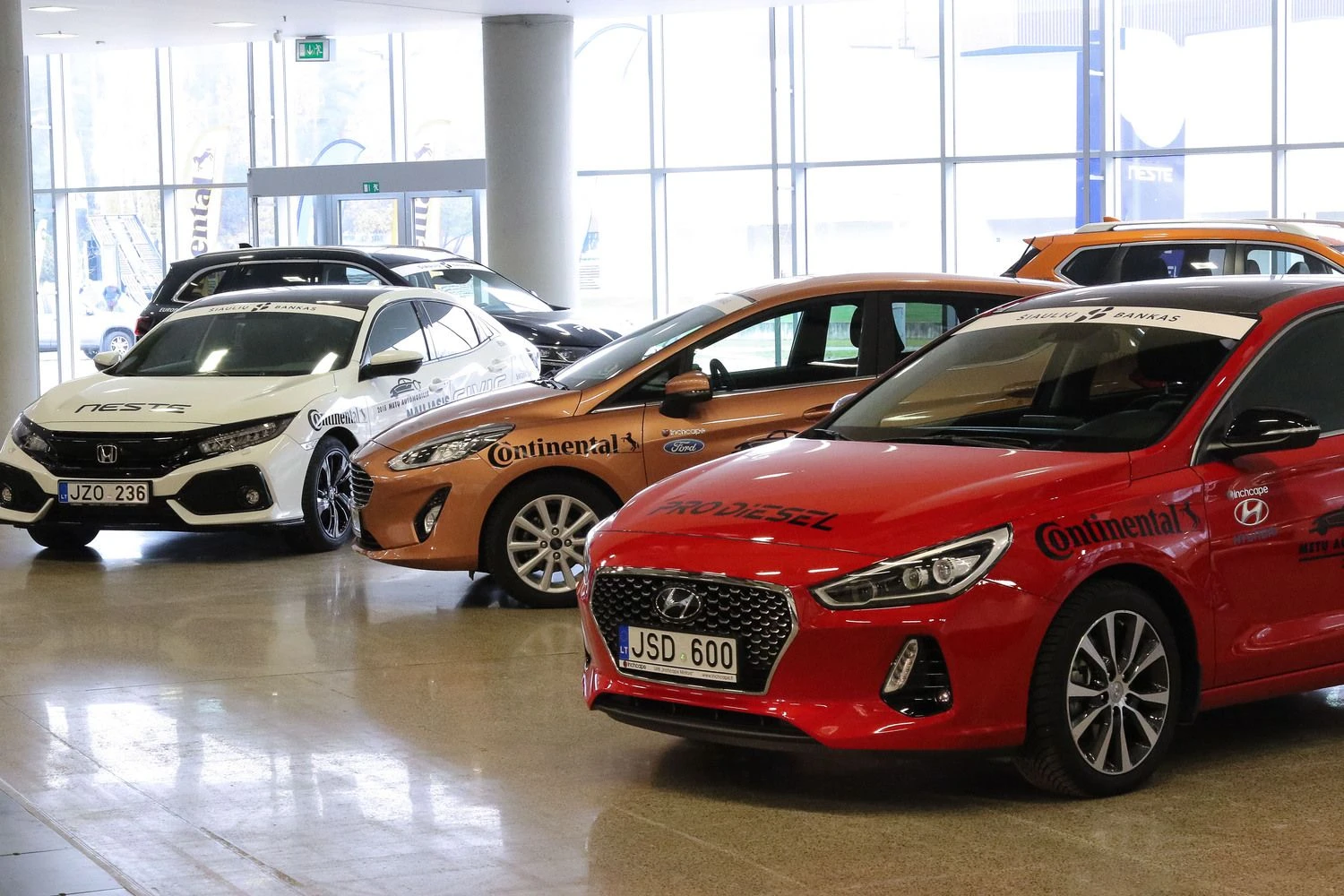 Per pastarąjį dešimtmetį lietuviai ėmė labiau vertinti kuklesnes markes ir susidomėjo elektromobiliais. Vladimiro Ivanovo (VŽ) nuotr.