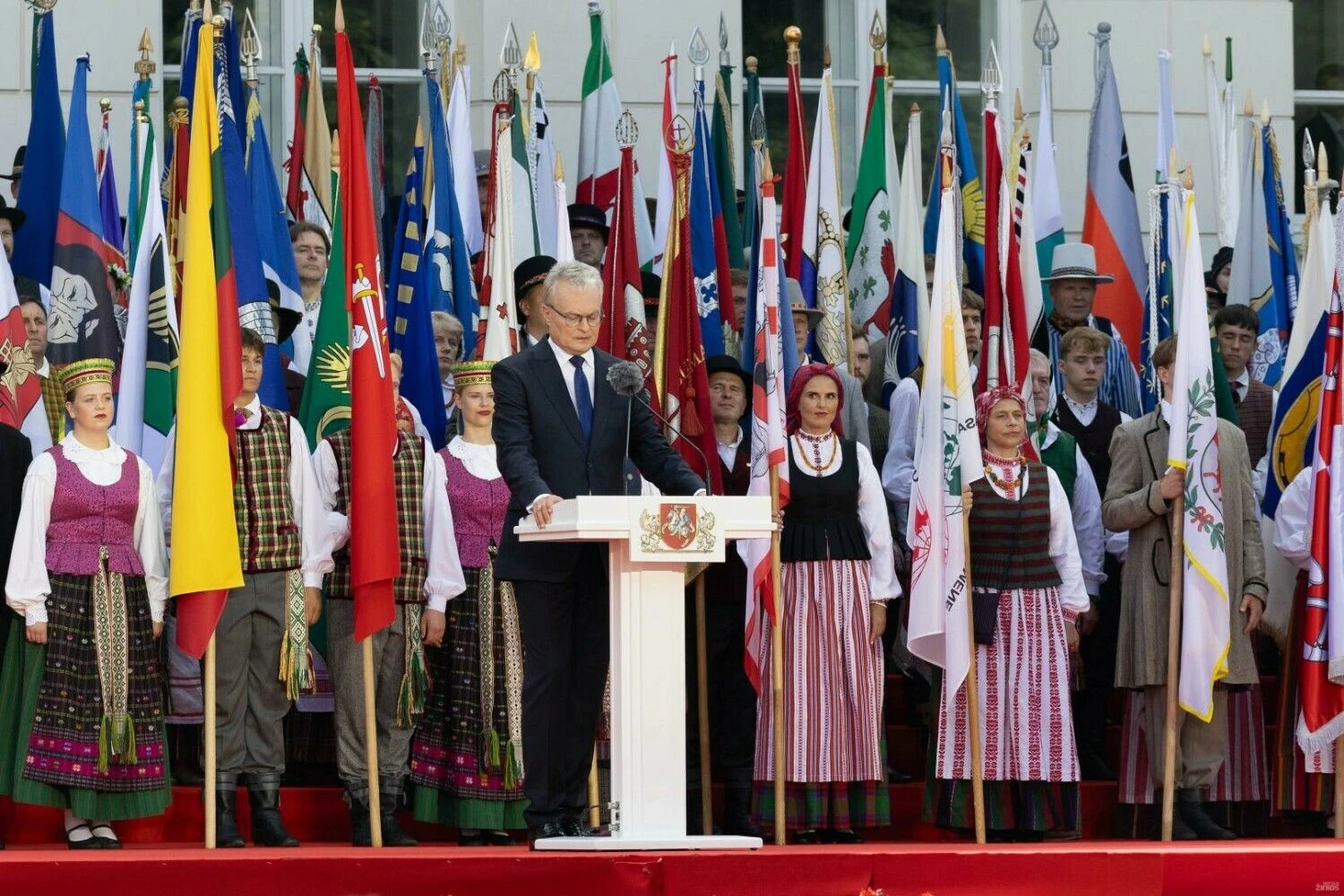 Prezidentas Gitanas Nausėda kreipiasi į žmones per iškilmingą prezidento vėliavos keitimo ceremonija Daukanto aikštėje. Juditos Grigelytės (VŽ) nuotr.