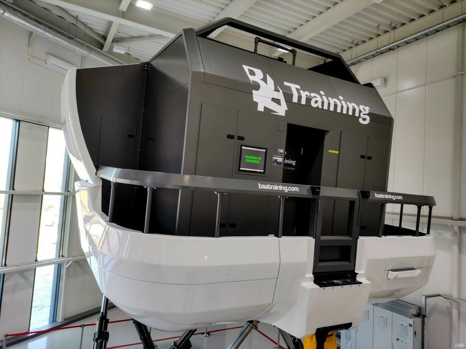 Skrydžių simuliatoriai „BAA Training“ pilotų mokymo akademijoje. Vladimiro Ivanovo (VŽ) nuotr.