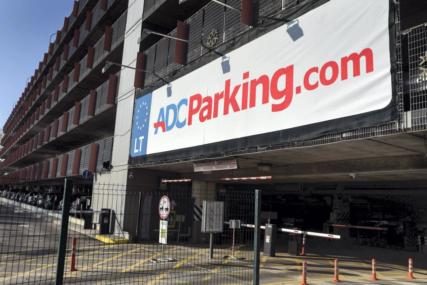 „ADCParking“ aikštelėje automobilių parkavimas savaitgaliui iki balandžio 1 dienos kainuoja 9,99 EUR. (nuo penktadienio 00 val iki pirmadienio 24 val.)
