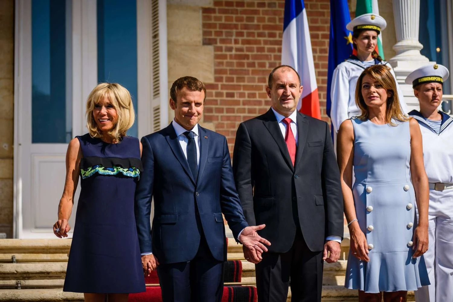 Prancūzijos prezidentas Emmanuelis Macronas Bulgarijoje, Varnoje, susitiko su šios šalies lyderiu Rumenu Radevu. Petko Momchilovo (SIPA / „Scanpix“) nuotr.


 