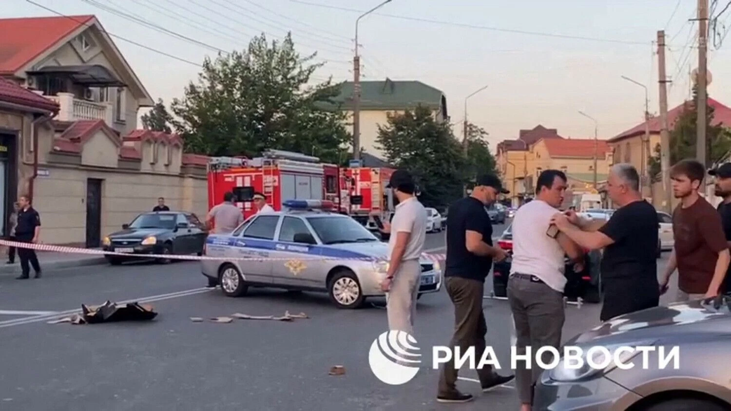 Šioje nuotraukoje iš vaizdo įrašo, kurį 2024 m. birželio 23 d. paskelbė Rusijos valstybinė naujienų agentūra „RIA Novosti“, matyti policijos užtverta teritorija po mirtinų išpuolių prieš bažnyčias ir sinagogą Rusijos Šiaurės Kaukazo Dagestano regione. AFP / „Scanpix“ nuotr.
