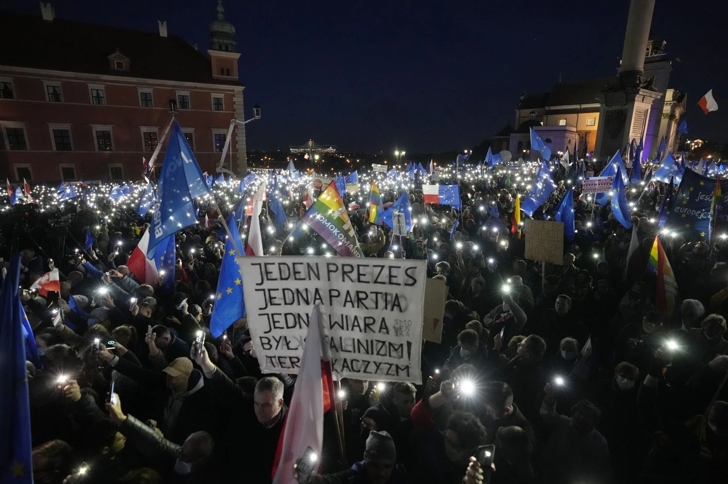 Lenkijoje dešimtys tūkstančių žmonių reiškė palaikymą šalies narystei ES. Czareko Sokolowskio (AP/„Scanpix“) nuotr.