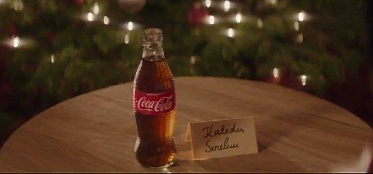 Stop kadras iš „Coca–Cola“ klipo.