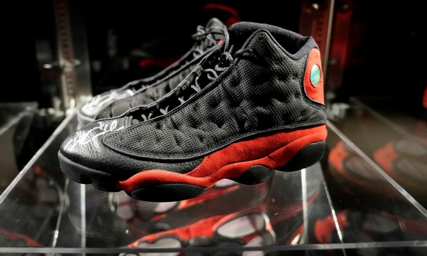 Michaelo Jordano avėti sportbačiai parduoti už 2,2 mln. USD. Timothy A. Clary (AFP / „Scanpix“) nuotr.