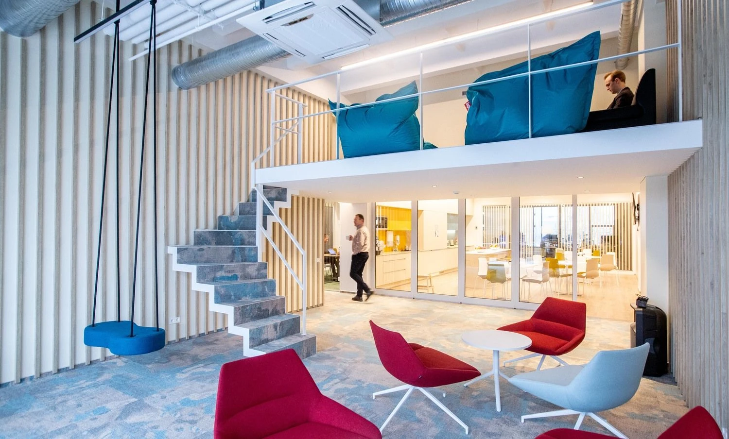 Atviros biurų erdvės uždarus kabinetus ėmė keisti XX a. 7-ajame dešimtmetyje. Tokio pokyčio tikslas – paskatinti darbuotojų bendradarbiavimą ir kūrybiškumą, be to, toks sprendimas, kai atsisakoma didžiulio uždarų kabinetų labirinto, įmonėms leidžia sutaupyti. Juditos Grigelytės (VŽ) nuotr.