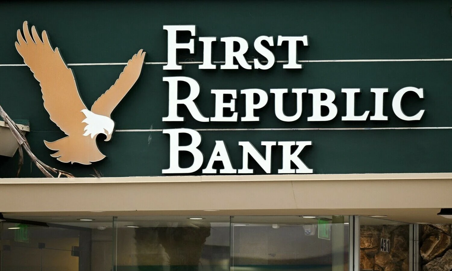 „First Republic Bank“ akcijos antradienį atšoko dešimtimis procentų. Patricko T. Fallono (AFP / „Scanpix“) nuotr.