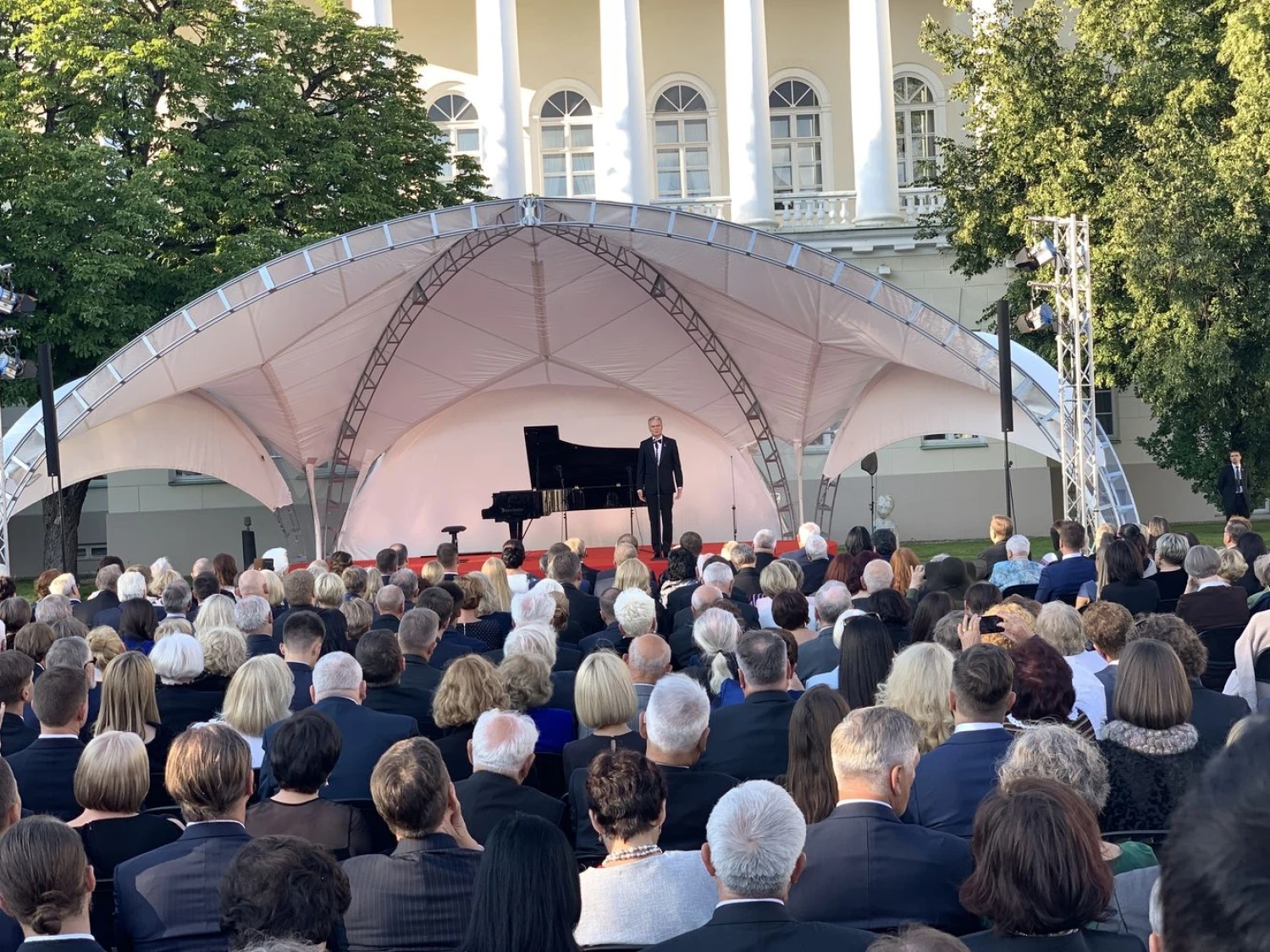 Priėmimas Prezidentūros rūmų kieme. VŽ nuotr.