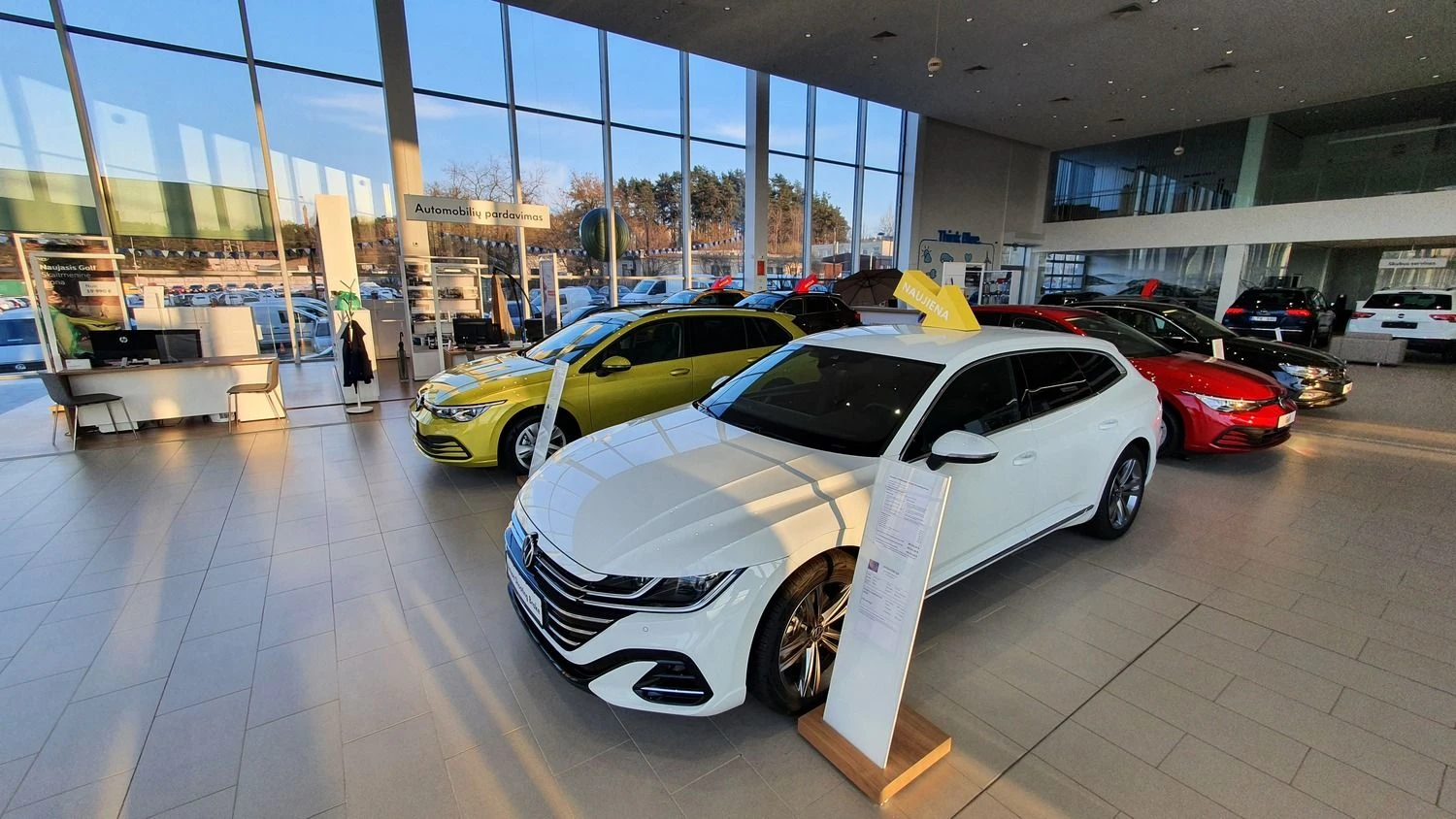 „Volkswagen“ automobilių salonas. Lino Butkaus (VŽ) nuotr.