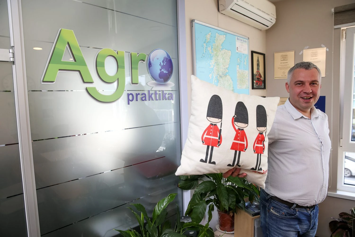 Mantas Babelis, sostinės UAB „Agropraktika“ direktorius: „Anksčiau Didžiosios Britanijos ūkiai buvo pagrindinė norinčių laikinai padirbėti kryptis, o dabar jau ieškoma alternatyvų kitose šalyse.“ Vladimiro Ivanovo (VŽ) nuotr.