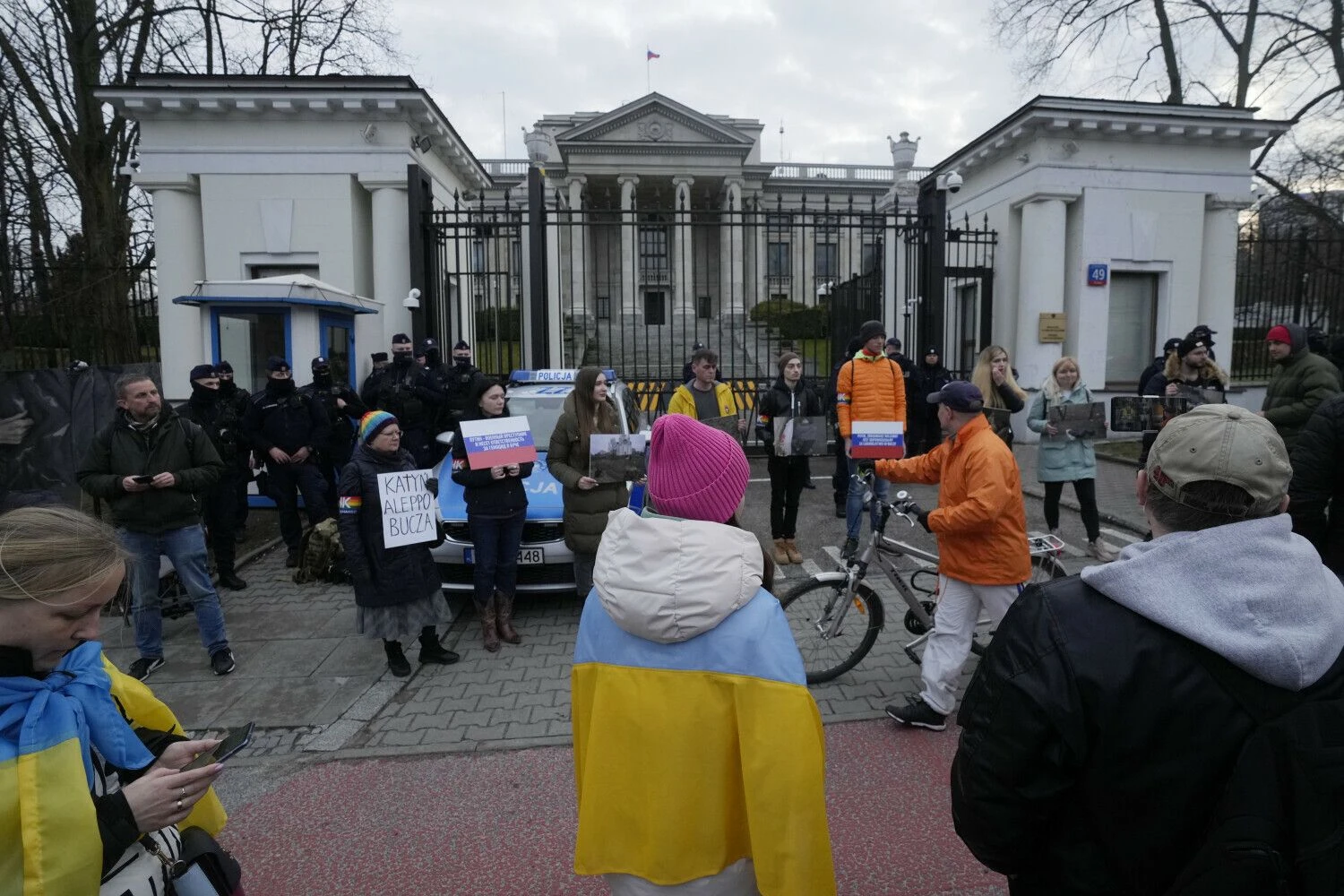 Piketas prie Rusijos ambasados pastato Varšuvoje. Czareko Sokolowski (AP/„Scanpix“) nuotr.