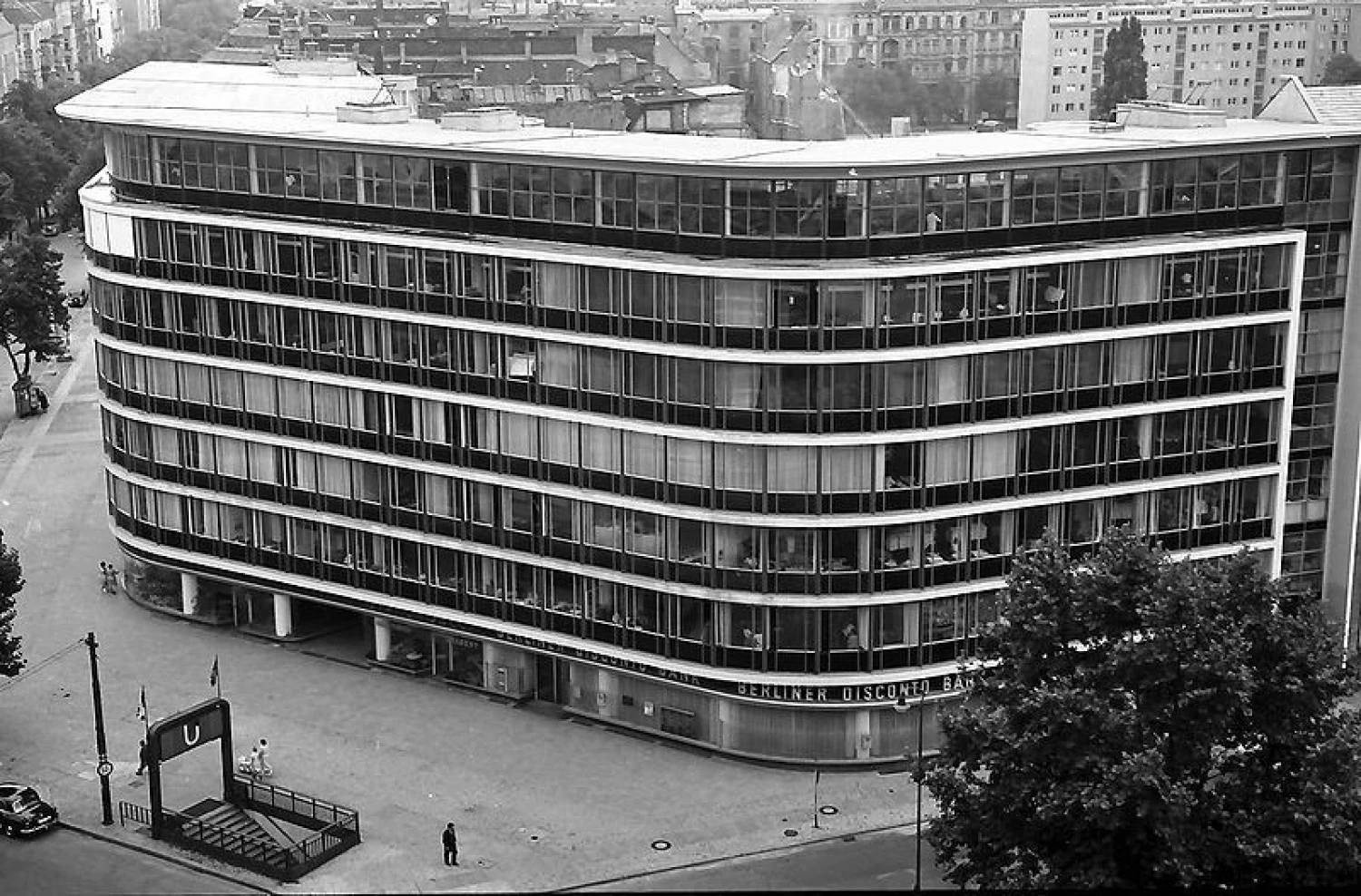 Paulo Schwebeso 1955–1956 m. sukurtas „Haus Hardenberg” laikomas vienu reikšmingiausių pokario modernizmo komercinių pastatų Vakarų Berlyne. „Wikipedia“ nuotr. 
