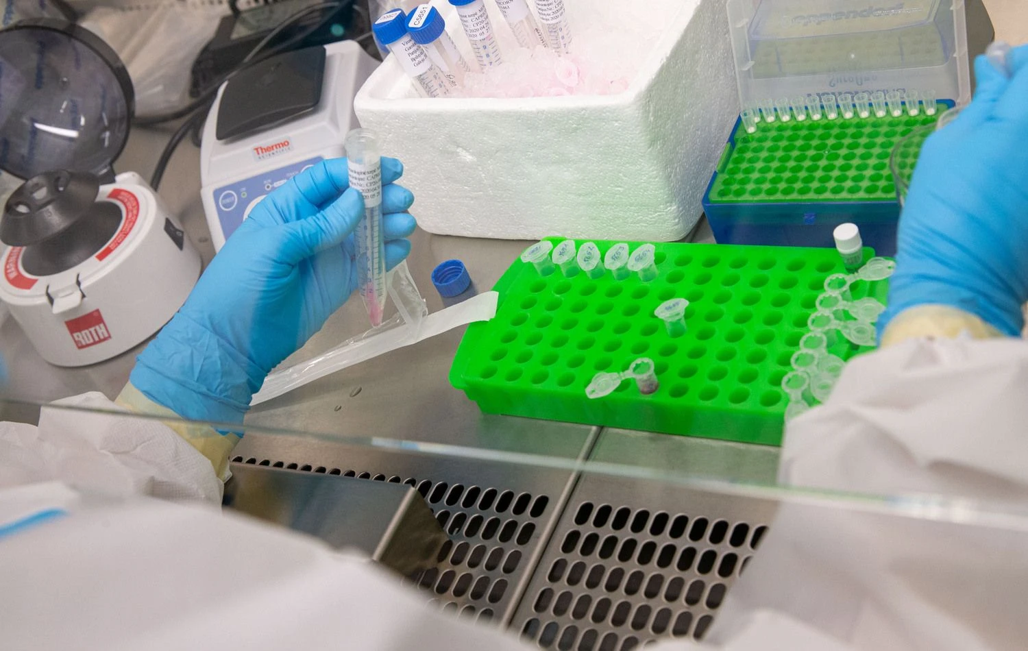 VU Gyvybės mokslų centro laboratorija, kurioje tiriami COVID-19 mėginiai. Juditos Grigelytės (VŽ) nuotr.