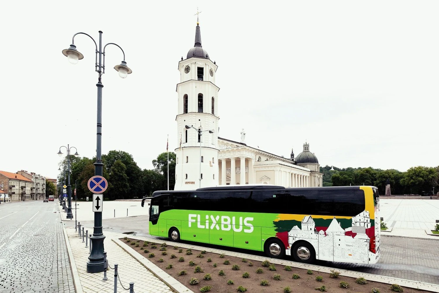 Baltijos šalyse „FlixBus“ bus naudojami „Ollex“ autobusai, kurie atėjimo į naują rinką proga papuošti specialiomis dekoracijomis. Įmonės nuotr.