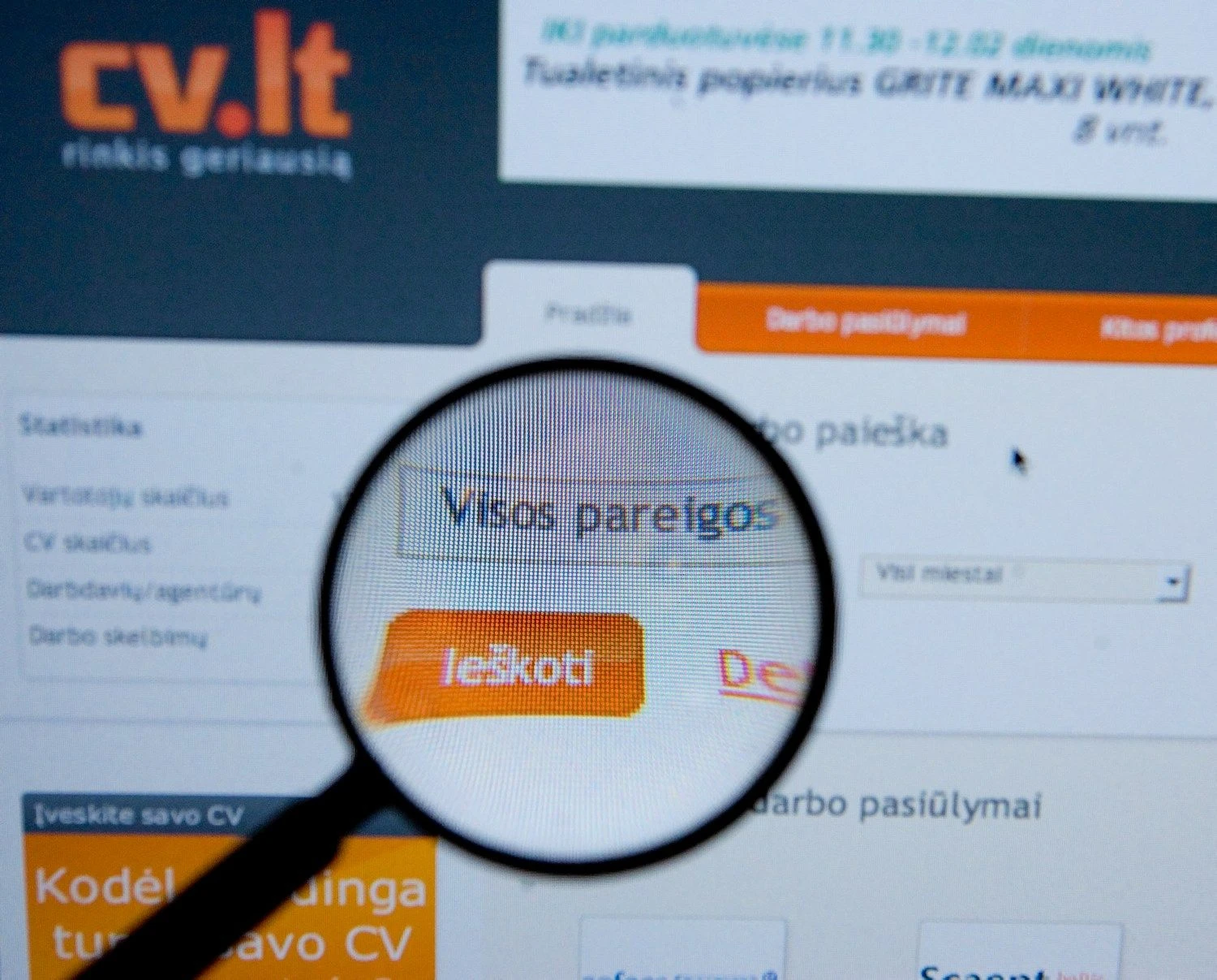 Nors didžioji dalis darbo skelbimų yra parašyti lietuvių kalba, tačiau vis daugiau jų skelbiama angliškai. VLADIMIRO IVANOVO (VŽ) NUOTR. 