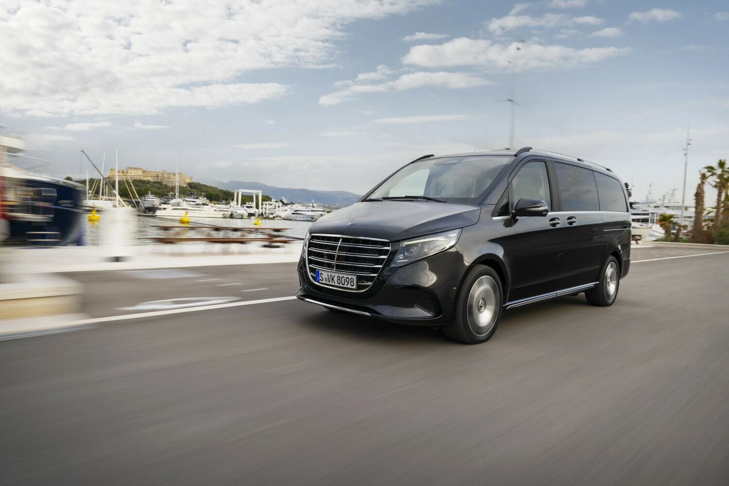 Vidaus degimo varikliais varomi V klasės vienatūriai pirmą kartą papuošti ant kapoto iškelta „Mercedes“ žvaigžde. „Mercedes-Benz AG“ nuotr.
