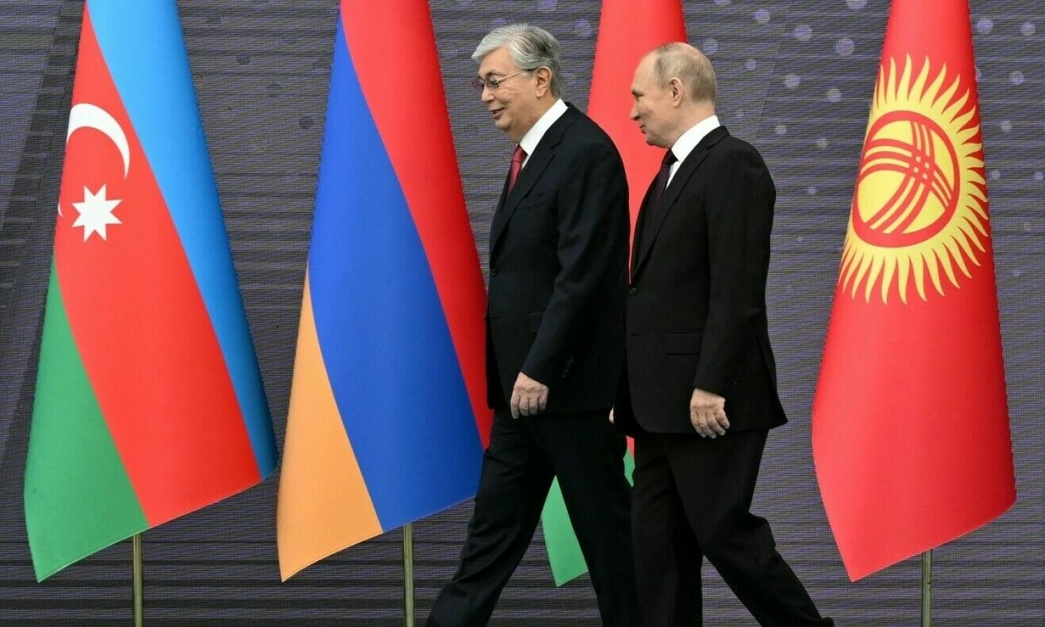 Kasimas-Jomartas Tokajevas, Kazachstano prezidentas, ir Vladimiras Putinas, Rusijos diktatorius. Dmitrijaus Azarovo („Sputnik“ / „Scanpix“) nuotr.
