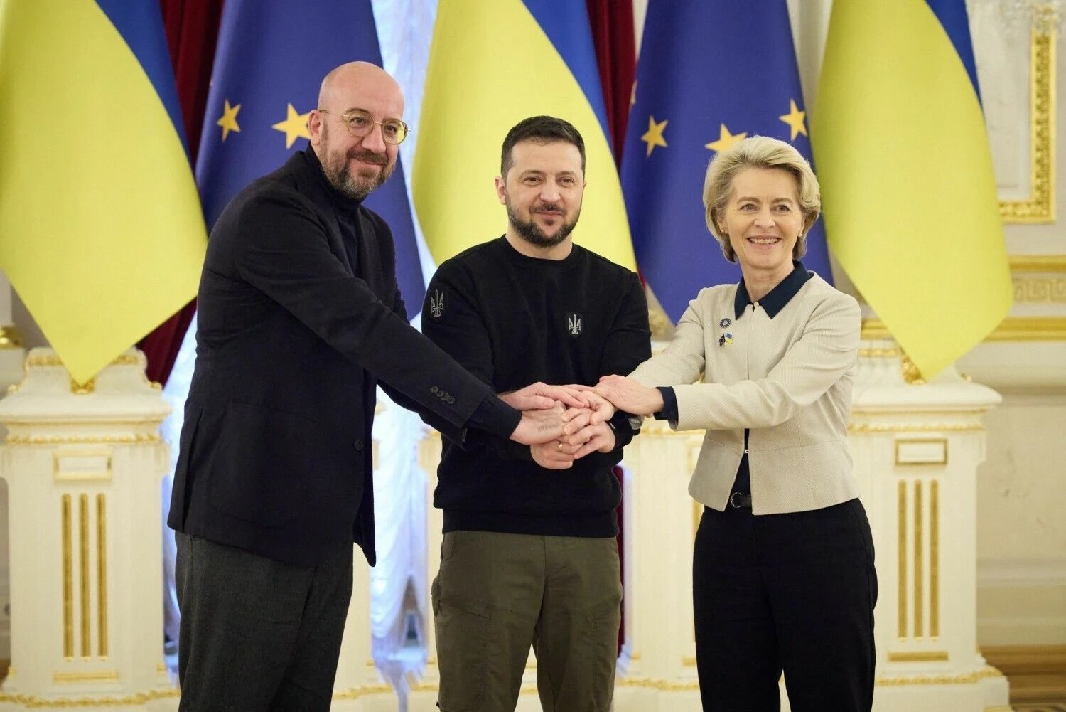 Ursulos von der Leyen Europos Komisija rekomendavo prezidento Volodymyro Zelenskio vadovaujamą Ukrainą pakviesti derybų dėl narystės ES, bet nėra garantijos, kad Charles'io Michelio Europos Vadovų Taryba tai patvirtins. AFP / „Scanpix“ nuotr.
