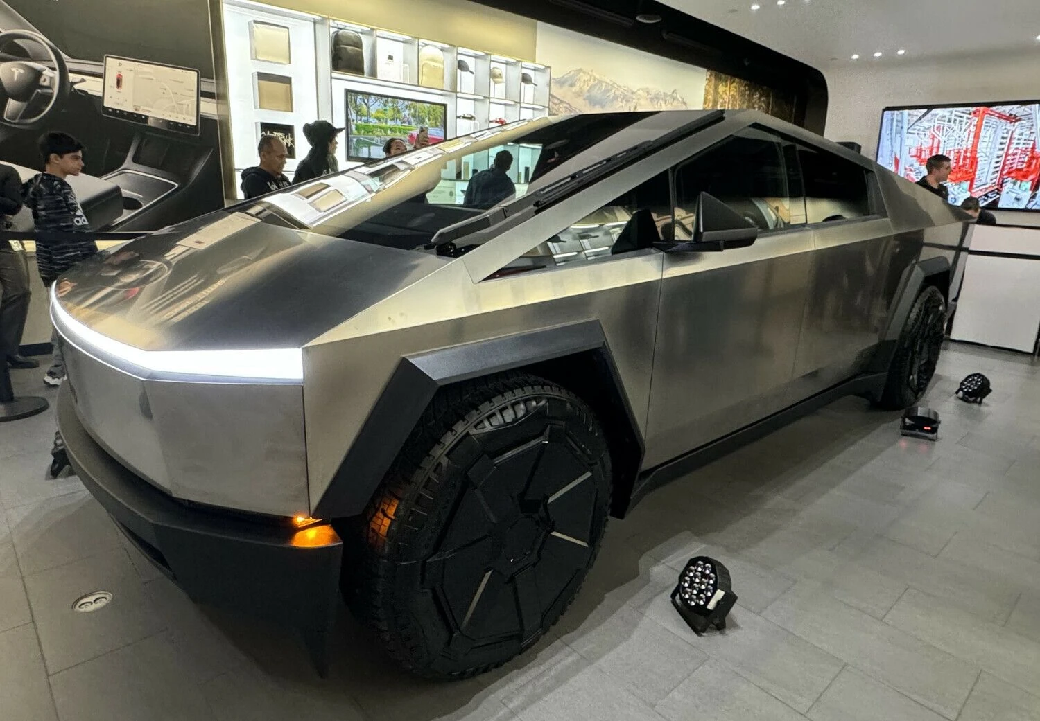 Pirmojo „Teslos“ pikapo „Cybertruck“ pristatymas pirkėjams laikomas istoriniu įvykiu elektromobilių kompanijai ir Elonui Muskui. „Capital Pictures“ / „Scanpix“ nuotr.
