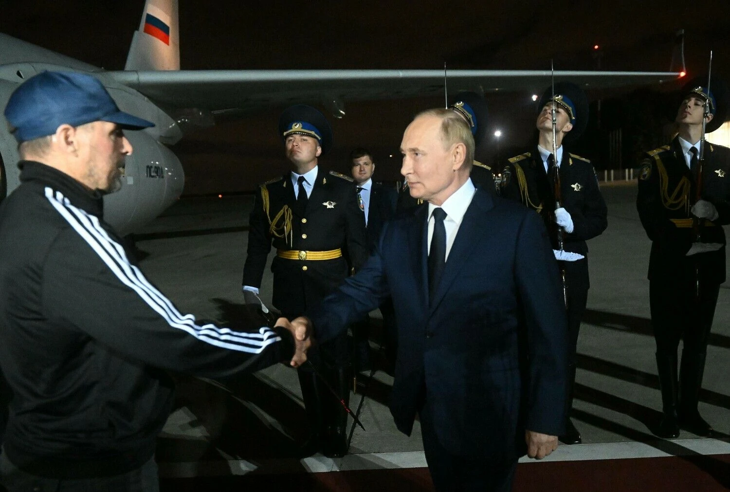 Putinas su atgautu FSB agentu žudiku Vadimu Krasikovu. IMAGO/„Scanpix“ nuotr.