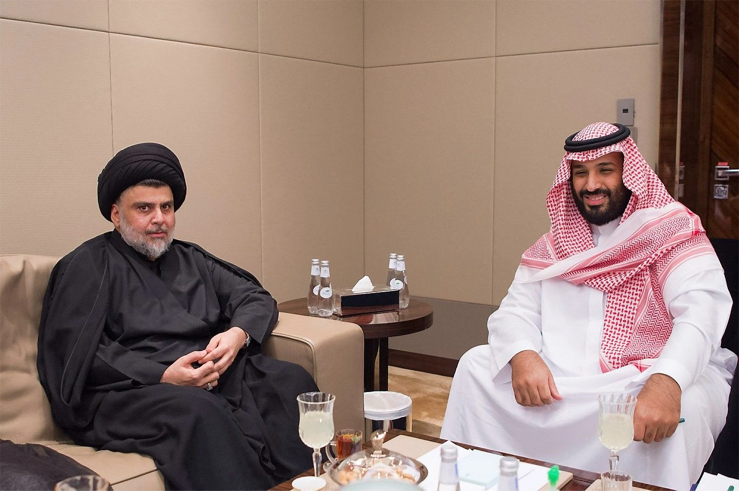 Saudo Arabijos princo Mohammedo bin Salmano ir vieno iš Irako šiitų lyderių Muqtada al-Sadro in Jeddaho susitikimas. Bandar Algaloud (Courtesy of Saudi Royal Court / „Reuters“ / „Scanpix“) nuotr.