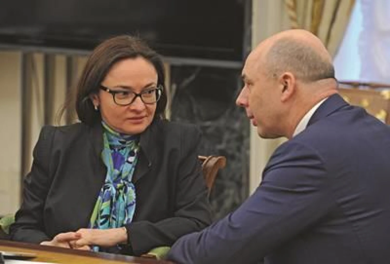 Rubliui sustiprėjus lengviau gali atsipūsti ir Elvira Nabiulina, Rusijos centrinio banko vadovė, ir finansų ministras Antonas Siluanovas.