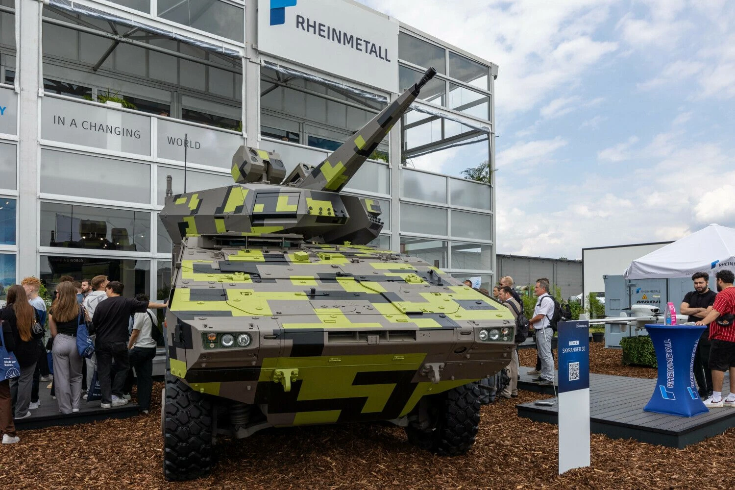 „Rheinmetal“ demonstruoja savo „Boxer Skyrange“ trumpojo nuotolio gynybos sistemą. Ardan Fuessmann ( IMAGO / „Scanpix“) nuotr.