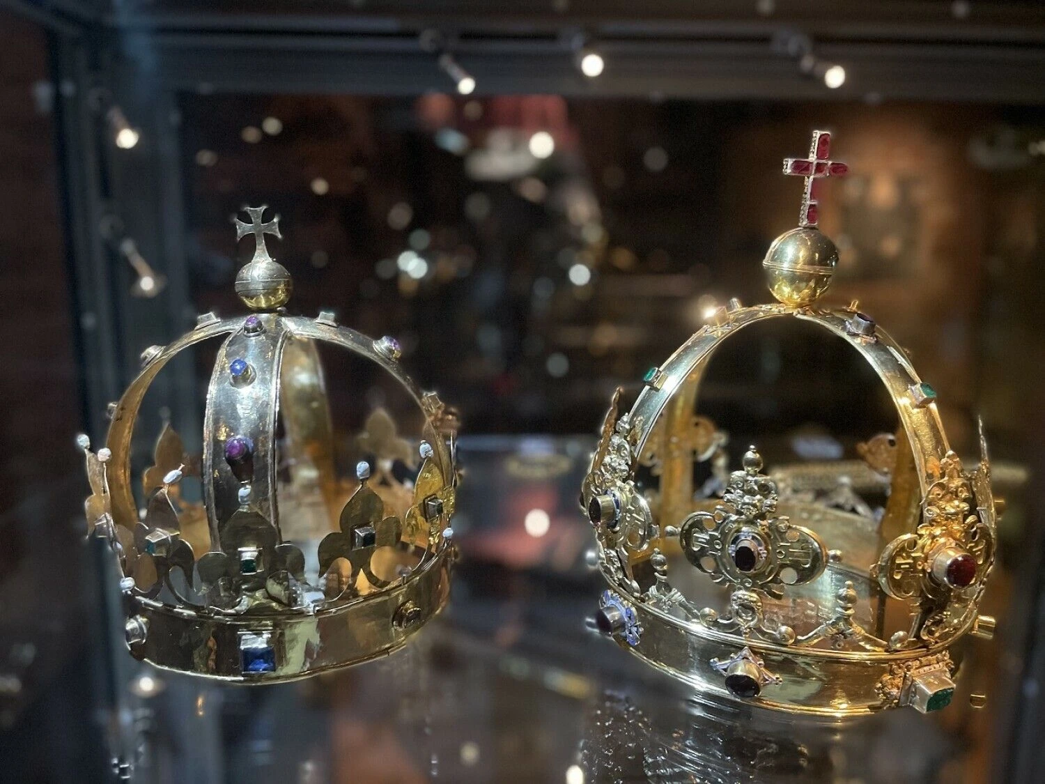 Kotrynos Jogailaitės ir Jono III karūnos Upsalos katedros lobyne (Švedija). Gerdos Butkuvienės nuotr.