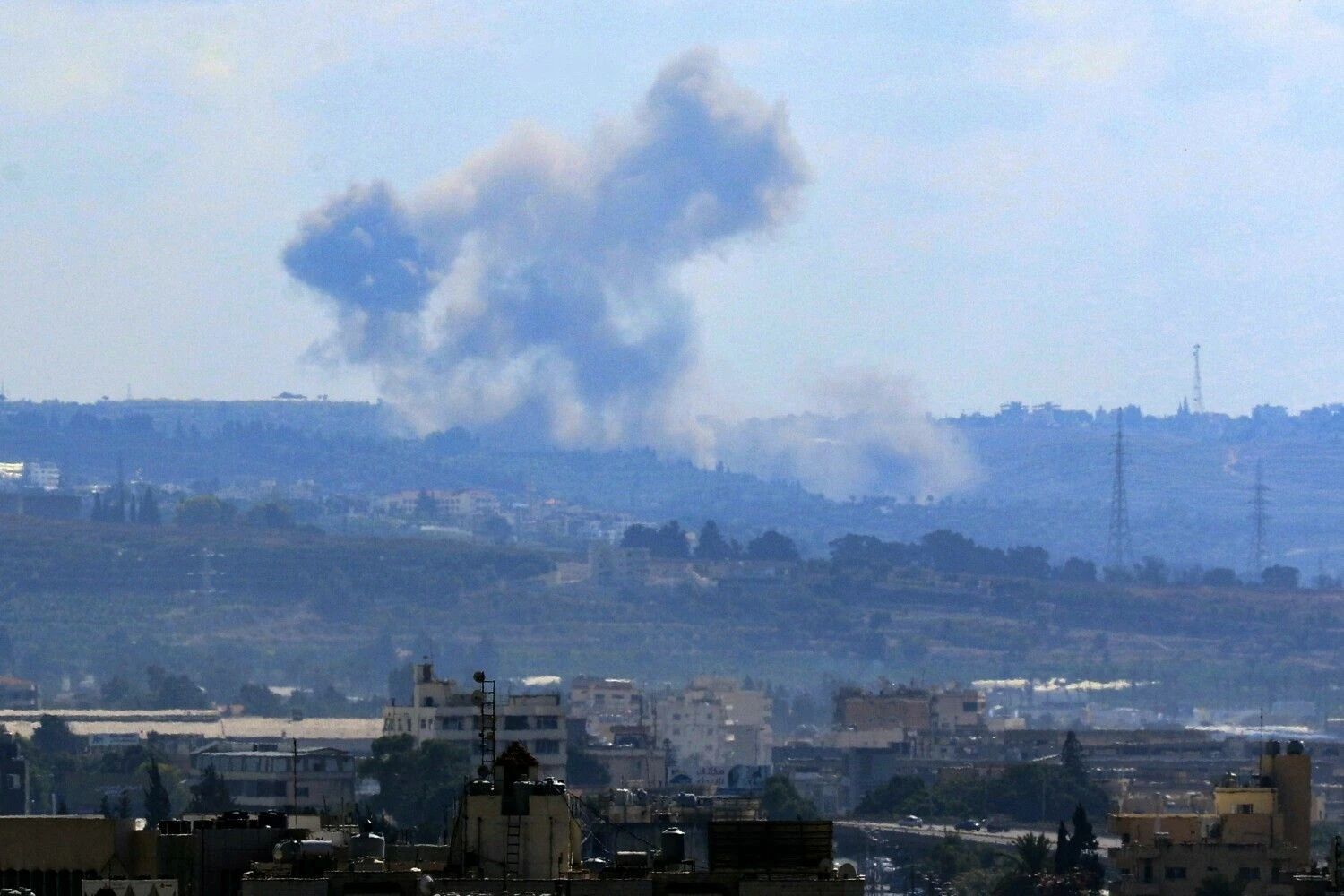 Izraelio smūgiai pietiniame Libane. Mahmoudo Zayyato (AFP / „Scanpix“) nuotr.