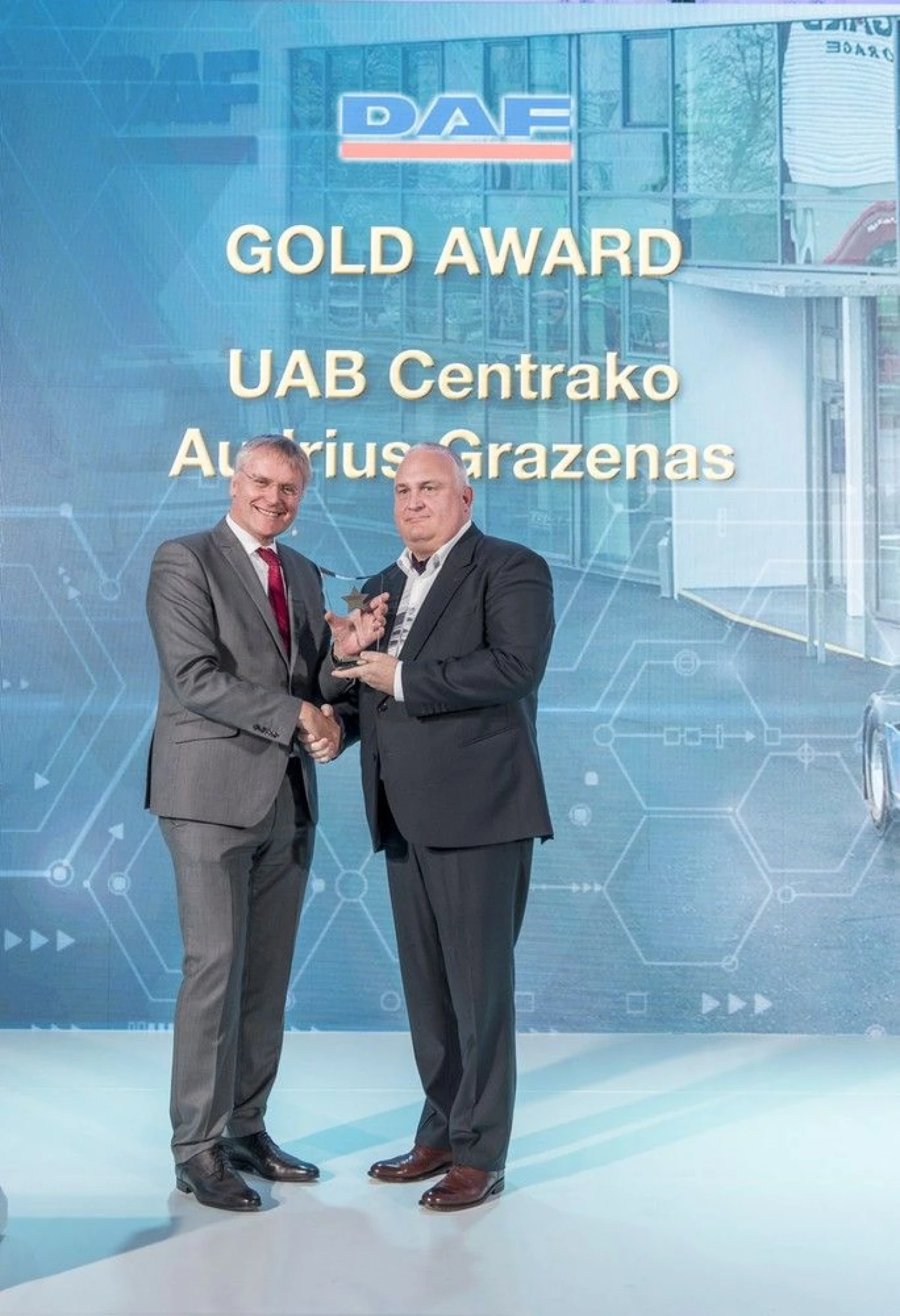Apdovanojimą „2019 Gold Award Winner“ už glaudų ir sėkmingą bendradarbiavimą su DAF gamykla serviso, detalių, naujų ir naudotų sunkvežimių prekybos srityse atsiima Audrius Kęstutis Gražėnas (dešinėje), UAB „Centrako“ direktorius.
