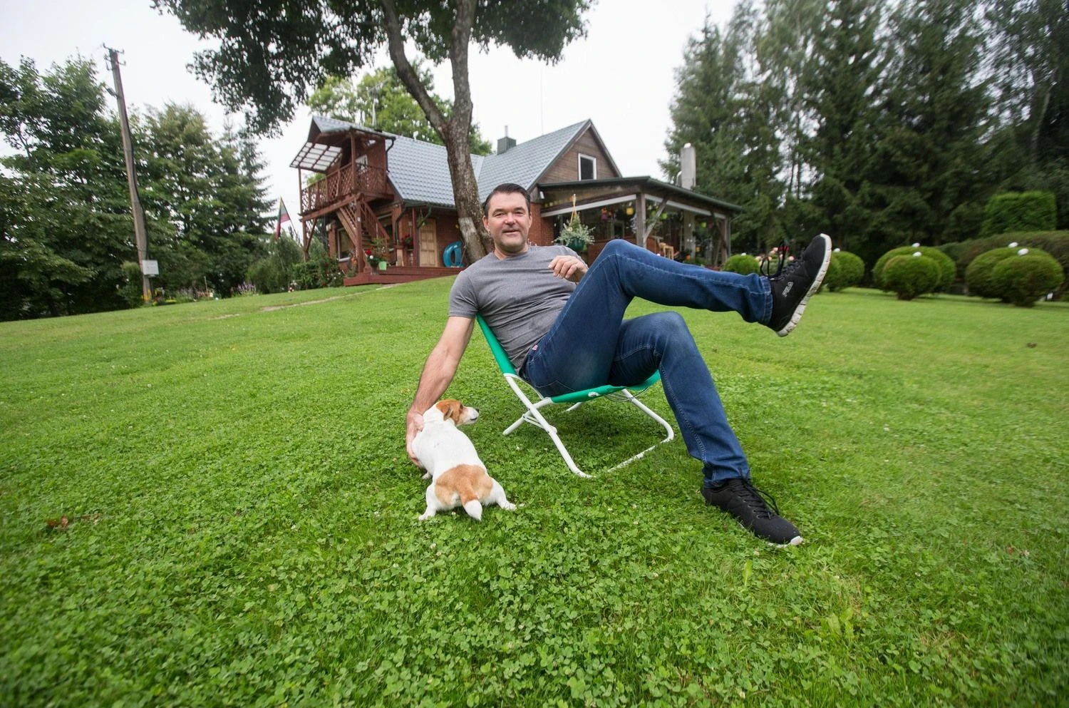 Robertas Brazys, kaimo turizmo „Brazylija“ savininkas: „Sodybą įrengiau taip, kaip pats norėčiau kur nors nuvažiavęs pailsėti. Pasirodo, neprašoviau.“
Juditos Grigelytės (VŽ) nuotr.