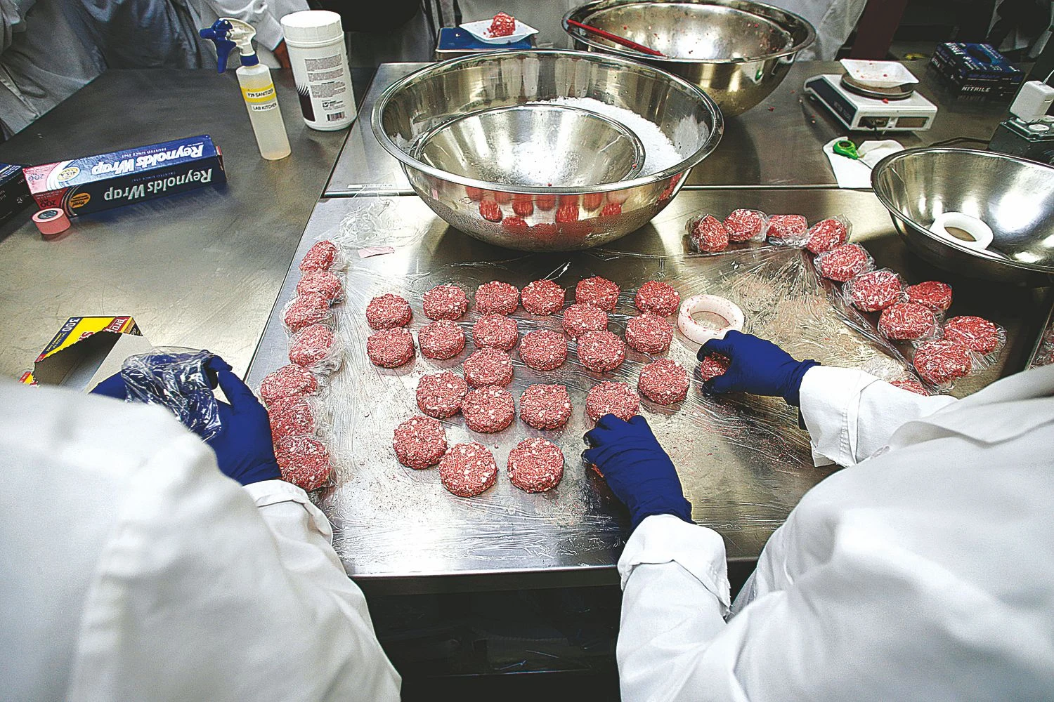 „Impossible Foods“ savo fabrike įdarbino net administracijos darbuotojus, nes nebespėja tvarkytis su sparčiai augančiu užsakymų kiekiu. Becko Diefenbacho („Reuters“ / „Scanpix“) nuotr.