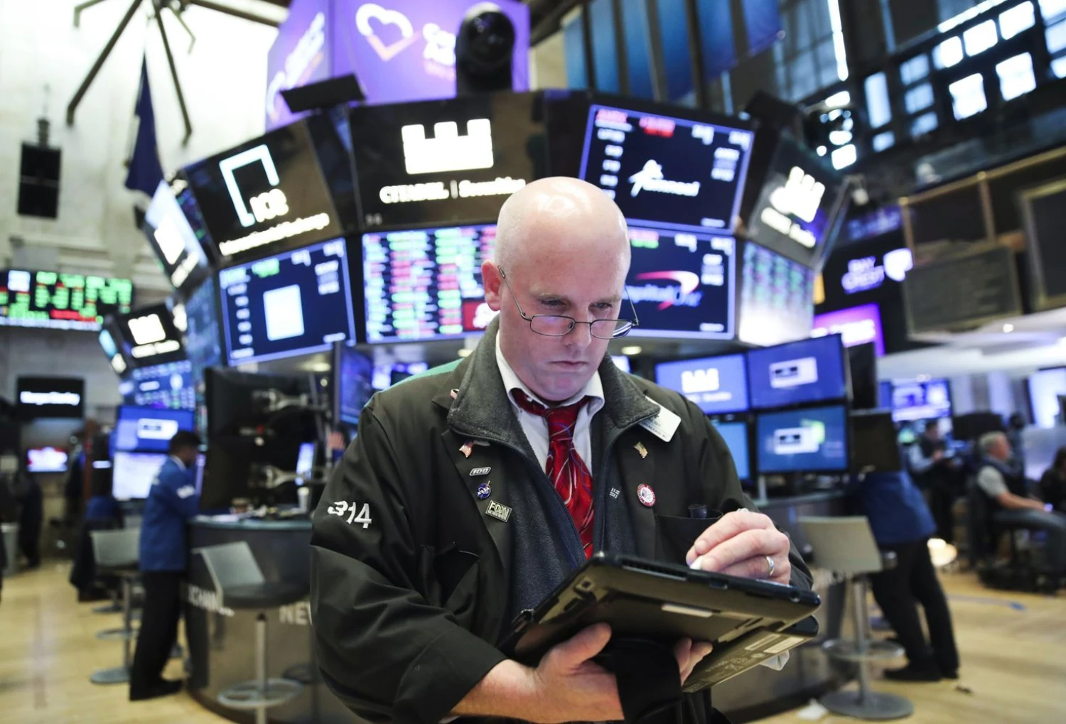 (180521) -- NEW YORK, May 21, 2018 (Xinhua) -- A trader works at the New York Stock Exchange in New York, the United States, on May 21, 2018. U.S. stocks closed higher on Monday. The Dow rose 1.21 percent to 25,013.29, and the S&P 500 rose 0.74 percent to 2,733.01, while the Nasdaq increased 0.54 percent to 7,394.04. (Xinhua/Wang Ying)  - Wang Ying -//CHINENOUVELLE_CHINE012503/Credit:CHINE NOUVELLE/SIPA/1805220847