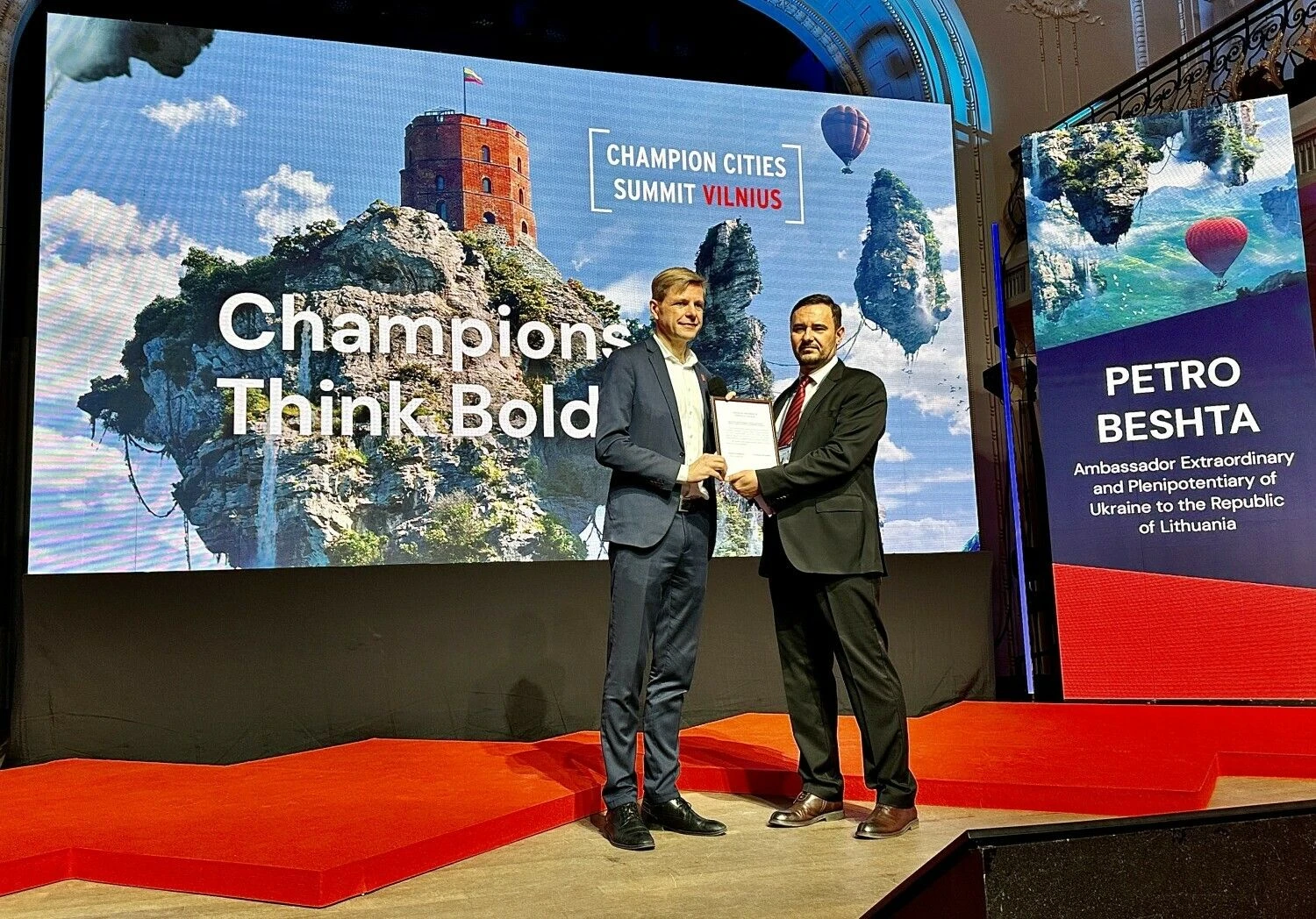 Vilniui suteiktas Ukrainos Prezidento Volodymyro Zelenskio skiriamas „Miesto gelbėtojo“ garbės titulas. Vilniaus miesto savivaldybės nuotr.