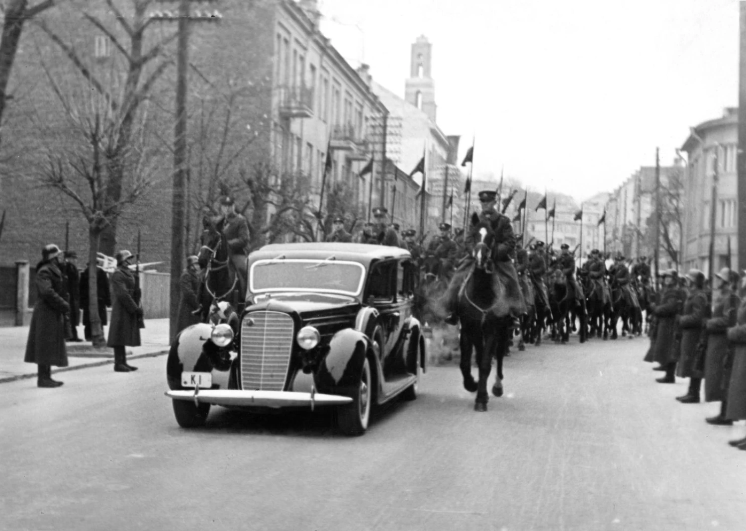 A. Smetonos „Lincoln Series K“ pakeliui į Seimo rūmus. Lietuvos centrinio valstybės archyvo / Mykolo Truso nuotr.