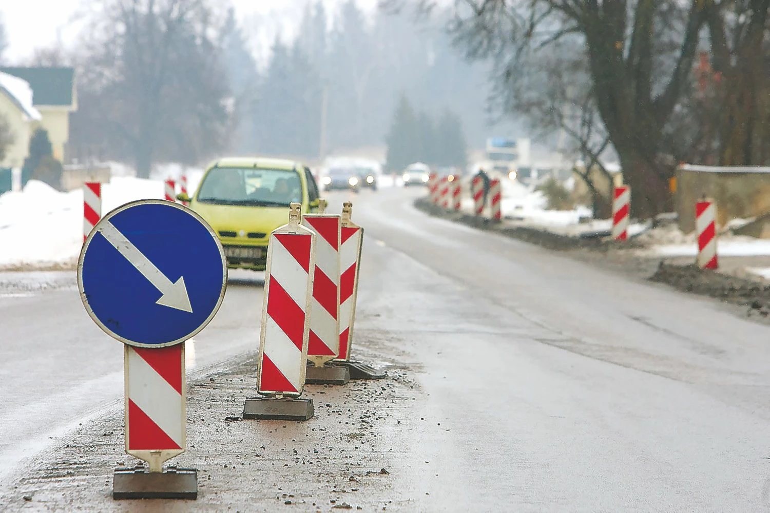 Prieš daugiau kaip tris dešimtmečius nutiestas betoninis kelias Vilnius-Utena iki šiol nebuvo remontuojamas ir tapo nesaugiu. Herkaus Milaševičiaus (VŽ) nuotr.